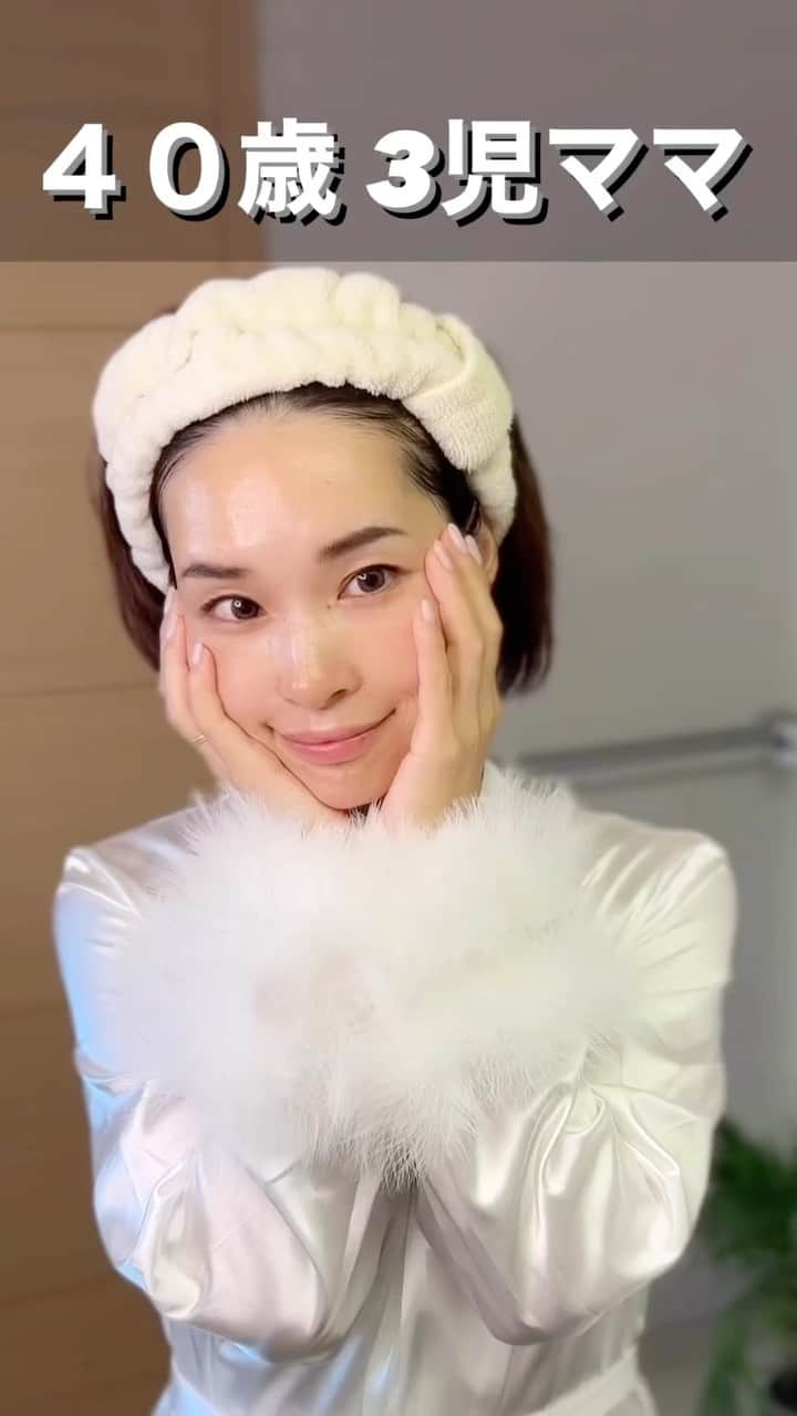 三佐和あやのインスタグラム：「お疲れ様です☺️ 今日は高校生 次女の文化祭に行ってきたよ〜！朝早くから 行きたくなーい、なんて言いながら 楽しそうにしていたし、それに 神戸のおばあちゃん（わたしの母）が サプライズで来てくれて、大喜び！ ぱくちゃんは射的や ヨーヨー釣りで お菓子をたくさんもらえて、ついに うまい棒の味に 目覚めてしまったの😂  帰りに、風船もたくさんもらって帰ってきて 満喫したよ✨  わたしは、なにより 楽しそうに高校に通ってくれて、 いつもとちがう 他のお友達と 話す機会に恵まれた 文化祭に感謝✨  元気に学校に行ける、って、 こんなに 素晴らしいことはないの☺️  \後ろの扉を開けて 覗いたのは だあれ？/ 良いことが起こった日は、スキンケア も入念に…🥹😍😍」
