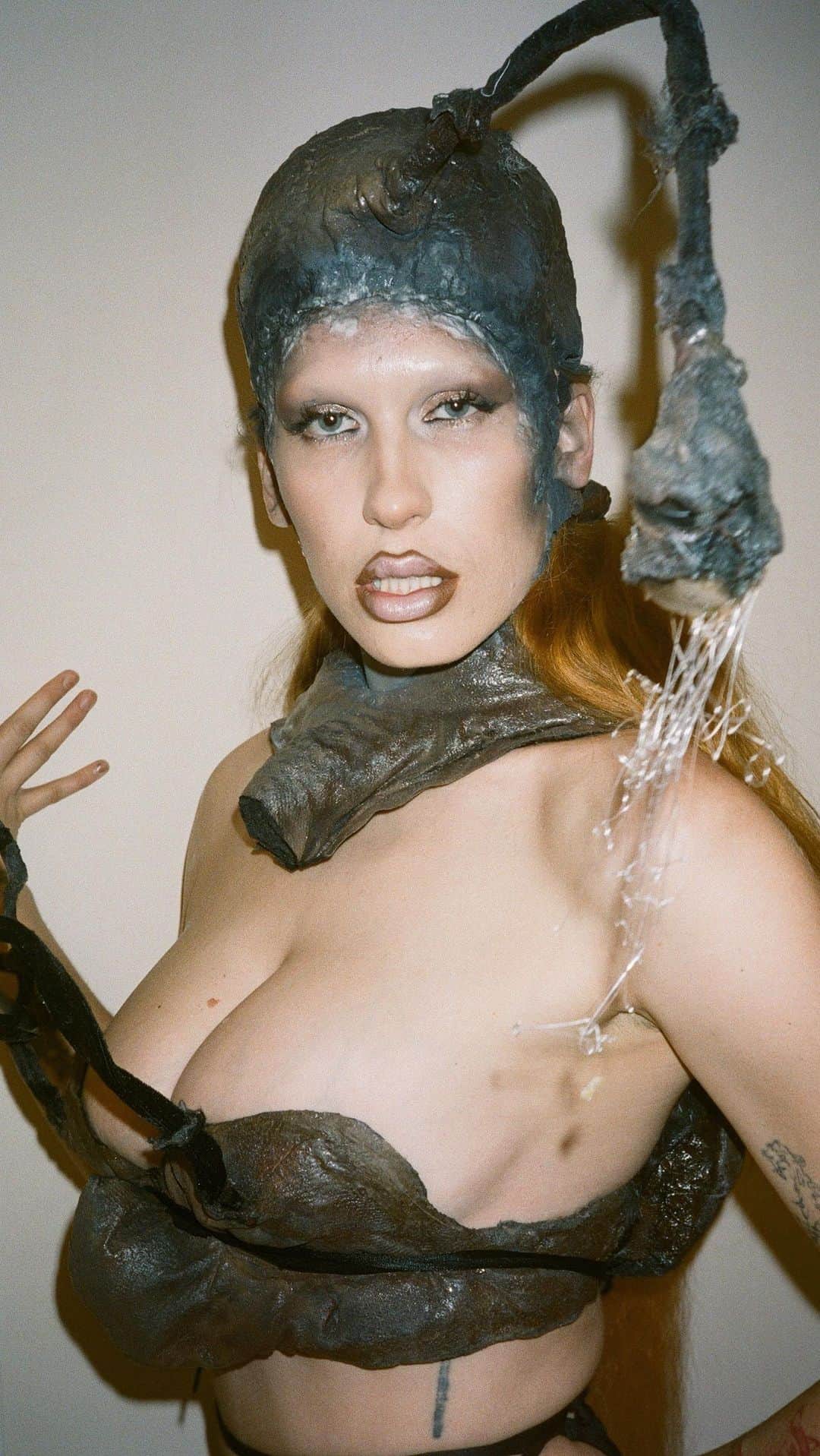 のインスタグラム：「An in depth discourse with the one and only @eartheater at @yaz_____xl’s radioactive beach party. ⁠ ⁠ Sorry if you don’t speak dolphin! 🐬☢️⁠  Costume/ curation @yaz_____xl  MUA: @tildax_x_  Muse: @eartheater  📸 @chestermckee  ✍️ @lam.barakat  ⁠ Tap the link in bio to see more 🔗⁠ ⁠ #DazedBeauty」