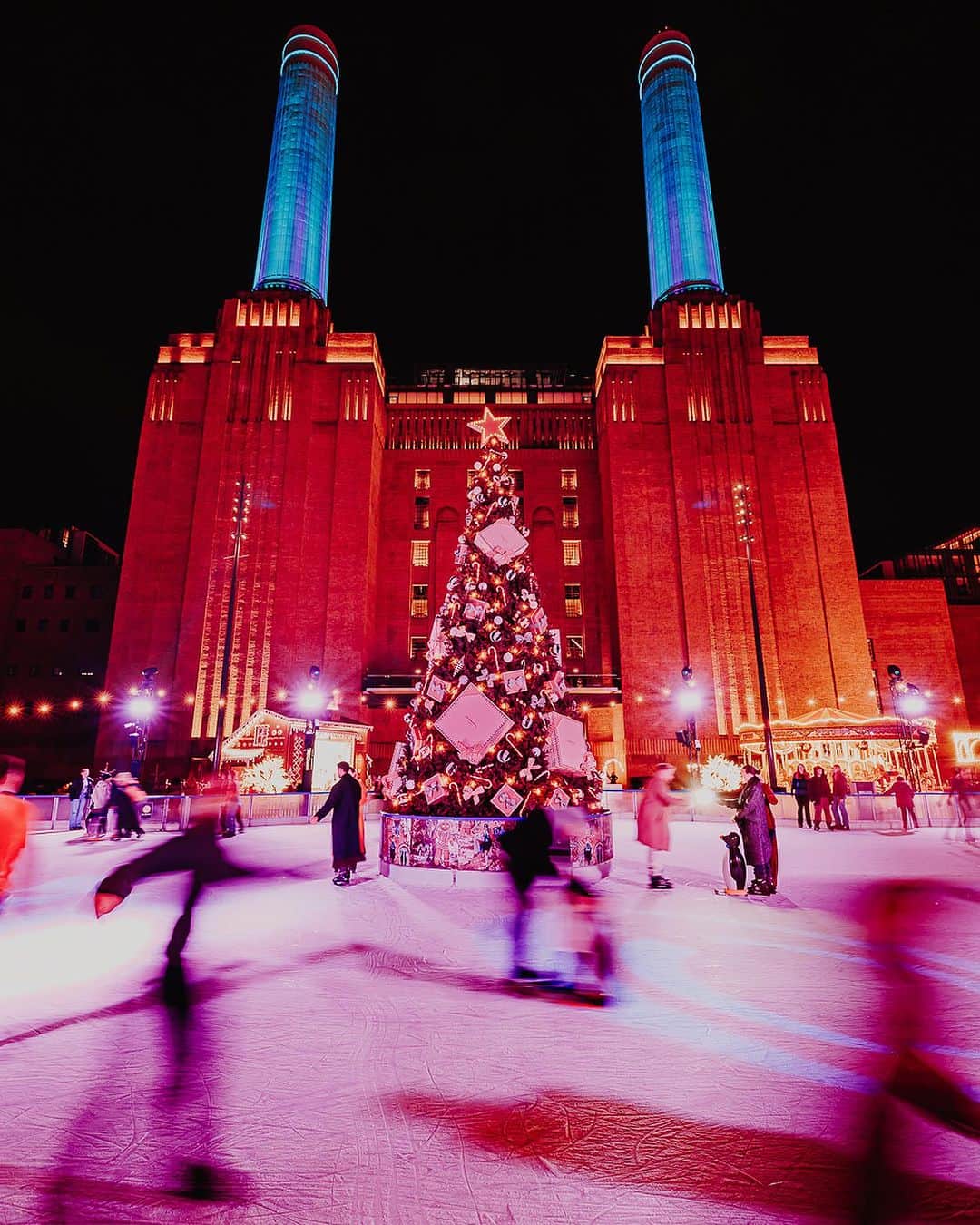 Jo Malone Londonさんのインスタグラム写真 - (Jo Malone LondonInstagram)「Get your skates on and slide to Glide at Battersea Power Station this festive season, open until 7 January 2024. Skate, shop for gifts at our rink-side pop-up store and immerse yourself in a delicious and delightful world of festivities.    To get your tickets, head to the link in bio. #JoMaloneLondonXGlide」11月11日 22時29分 - jomalonelondon