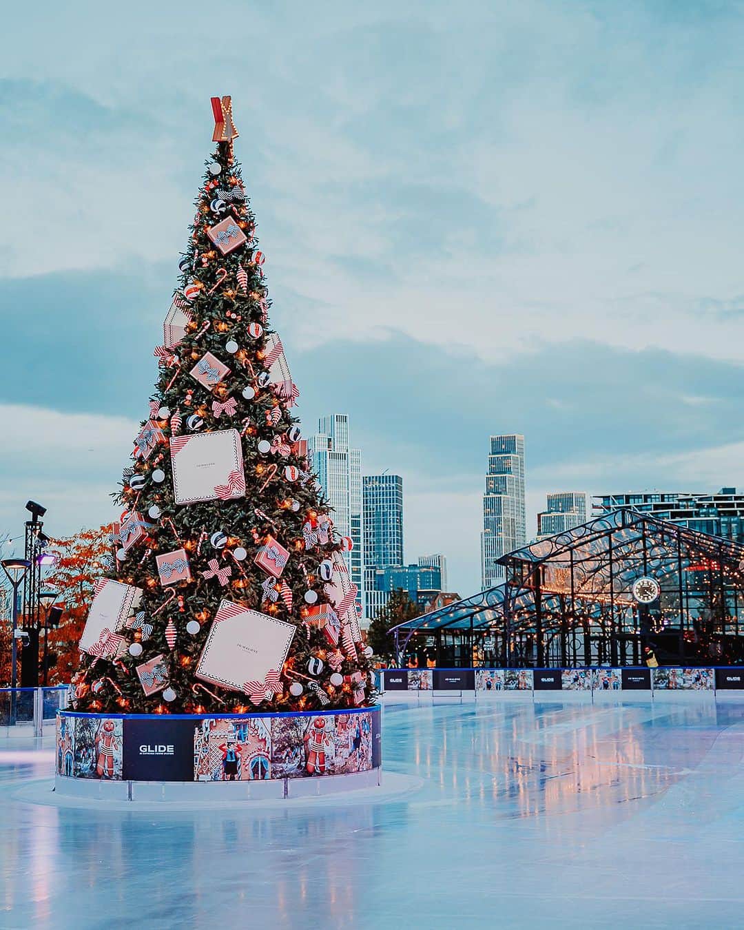 Jo Malone Londonさんのインスタグラム写真 - (Jo Malone LondonInstagram)「Get your skates on and slide to Glide at Battersea Power Station this festive season, open until 7 January 2024. Skate, shop for gifts at our rink-side pop-up store and immerse yourself in a delicious and delightful world of festivities.    To get your tickets, head to the link in bio. #JoMaloneLondonXGlide」11月11日 22時29分 - jomalonelondon