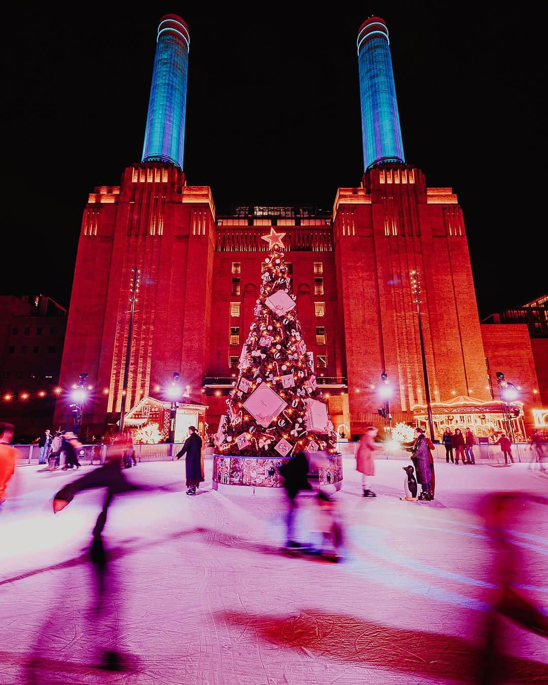 Jo Malone Londonのインスタグラム：「Get your skates on and slide to Glide at Battersea Power Station this festive season, open until 7 January 2024. Skate, shop for gifts at our rink-side pop-up store and immerse yourself in a delicious and delightful world of festivities.    To get your tickets, head to the link in bio. #JoMaloneLondonXGlide」