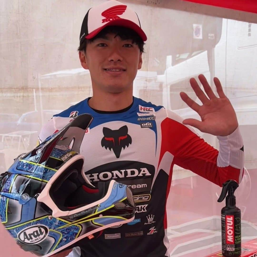 MOTUL Japanのインスタグラム：「【Motul My Helmet JMX IA1 大倉 由揮選手】 . ライダーやドライバーそれぞれのオリジナルデザインのヘルメット。 デザインにもこだわりやストーリーが詰まっています。 . 今回は全日本モトクロス選手権 IA1クラスにHonda Dream Racing Bellsから参戦の大倉 由揮選手（ @yuki.okura_23 ）に自身のヘルメットをアピールしてもらいました。 . ヘルメットをクリーニングする際に使っているのはMotul MC CareシリーズのHelmet ＆ Visor Clean!!! 汚れを素早く落とし、拭きすじも残りにくいこの製品、皆さんもぜひ使ってみてください。 . 選手たちもこの製品を使っています。 . @motul  #Motul #MOTULJapan #PoweredByMotul #Honda #CRF450R #HondaDreamRacingBells  #大倉由揮 選手 #MotulMyHelmet #JMX #JMXIA1 #IA1 #全日本モトクロス選手権　 #全日本モトクロス」