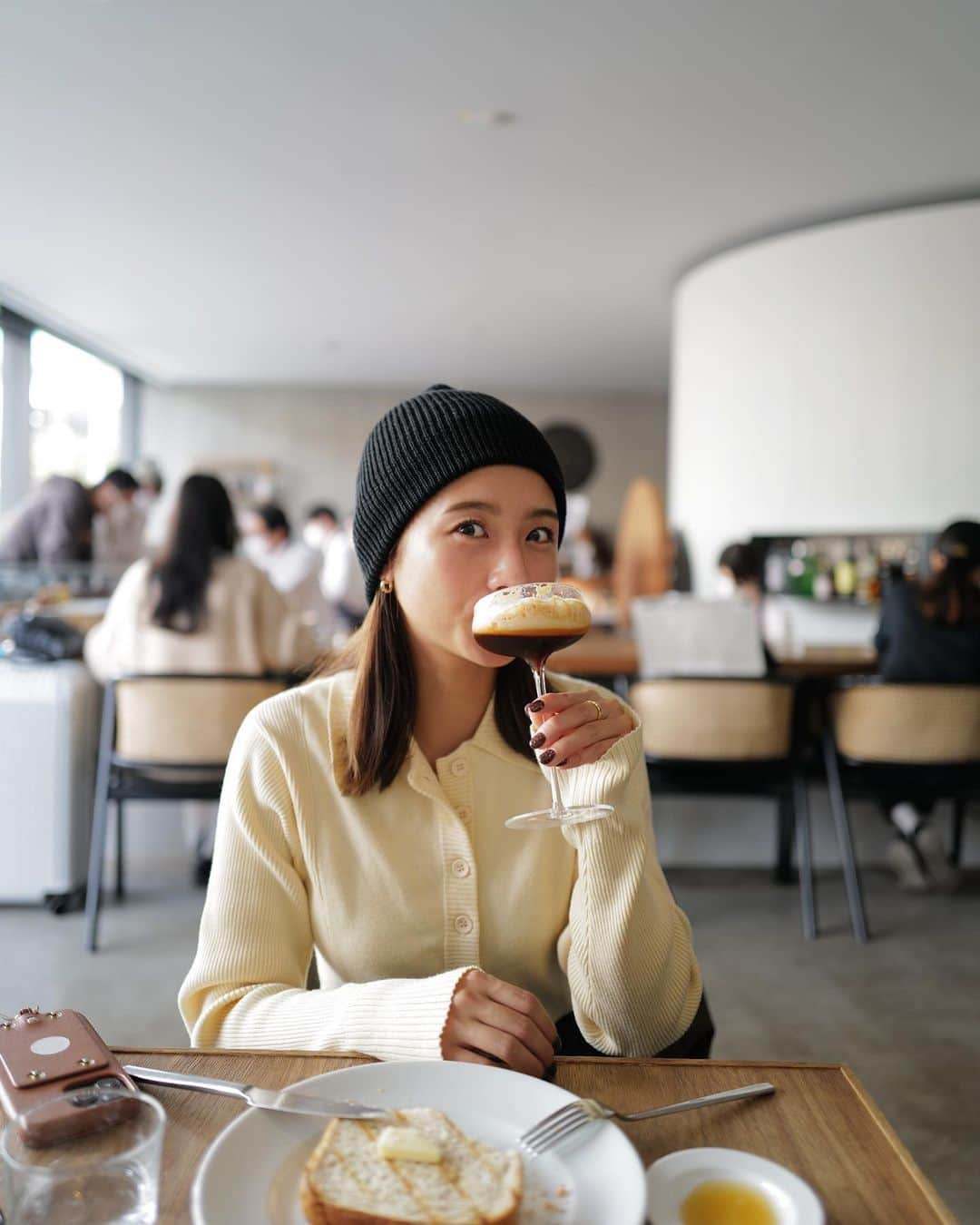 伊原葵のインスタグラム：「7:00起きでモーニング🥱☀️☕️ 久しぶりにogawaへ♡  の割りには、顔が珍しく浮腫んでませんでした。笑  一気に寒くなったからもうこのコーデじゃ寒いかな🥶  モーニング開拓してるの…♡ 東京の美味しいモーニング教えて☺️  📍 @ogawacoffee_laboratory   #aocode #aoinocafe #zoff_aoi」