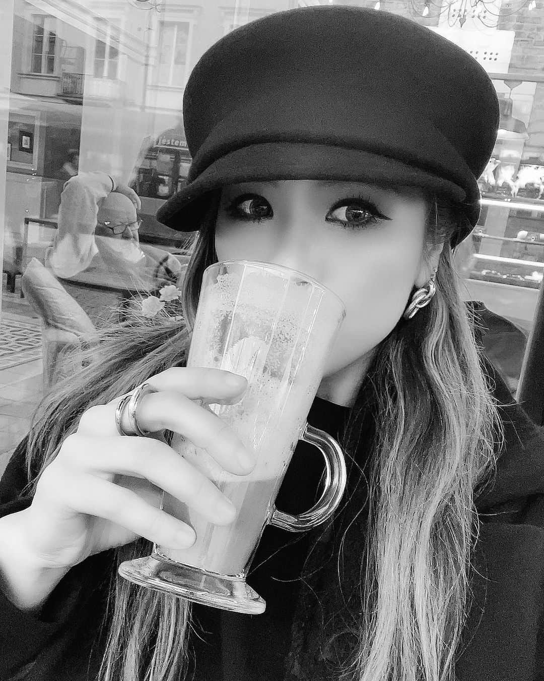 彩希エリナのインスタグラム：「coffee break..☕️  朝一起きて必ずcoffeeを欲する私。  普段はブラックをよく飲むけれど、ヨーロッパでは何故かラテを欲して飲みまくり☕️  #travel #traveler #traveltheworld #coffee #coffeetime #coffeelover #coffebreak #poland #warsaw #旅 #旅行 #海外旅行 #旅行コーデ #旅行記 #旅行好き #旅行好きな人と繋がりたい #海外旅行記 #海外旅行記 #海外旅行大好き #キャスケット  #ポーランド #ワルシャワ #コーヒー #コーヒータイム #コーヒーブレイク #ホットラテ #☕️」