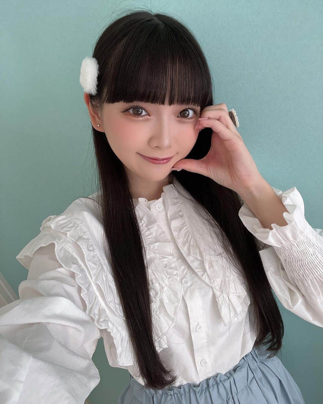 のインスタグラム：「ストレートヘアもすき？🩵 ･ 今日めっちゃ寒いねぇ❄️⛄ ･  #ストレートヘア #ロングヘア  #ぱっつん前髪  #ヘアアクセサリー #ブラウス  #code #ootd」