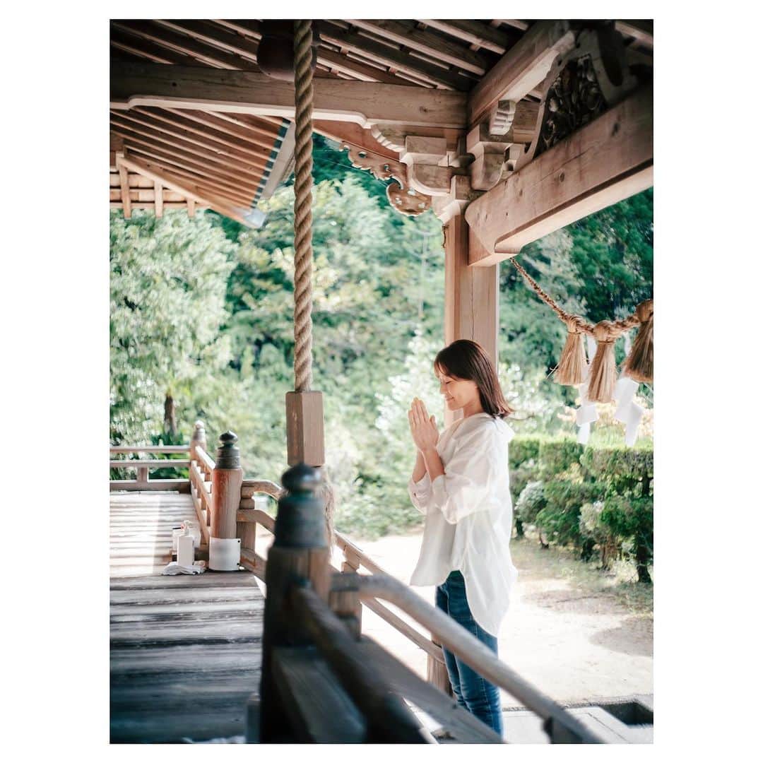 羽舞咲さんのインスタグラム写真 - (羽舞咲Instagram)「🎗Nanatake shrine ⁡ 先日「七嶽神社」を訪れました（初） ⁡ 五島列島には教会が多いイメージですが 同じくらい神社もあります⛩ ⁡ わたしは神社も教会も 自分を整えるときに訪れることが多くて この “祈りの時間“ が大切なのだと感じています ⁡ 手を合わせて目を閉じ 静かに心の中で『感謝』を唱える ⁡ 30秒くらいかもしれませんが これで『感謝』を忘れずに日常を過ごせるから ⁡ 「七嶽神社」は キリッと清々しい空気 大きな樹々や水に囲まれてスッと佇んでいる 美しい場所でした ⁡ 10月中旬でしたがまだセミが鳴いている不思議な感覚も (*´-`*)  ※7枚目の映像 ⁡ ⁡ ┅┅┅┅┅┅┅┅┅┅┅┅┅┅┅┅┅┅┅┅ ⁡ 🎧神宮前ラジオ 「羽舞咲のゆるゆるビューティ研究所」 （毎週水曜日オンエア） ⁡ 心を込めてお届けします♡ ⁡ @herbemi プロフィールリンクをチェック！！ ⁡ ┅┅┅┅┅┅┅┅┅┅┅┅┅┅┅┅┅┅┅┅ ⁡ #シンプルライフ #ライフシフト #スローライフ #ヘルシーライフ #セルフラブ #ナチュラルライフ #五島列島 #ウェルネスライフ #感謝 #七嶽神社 #羽舞咲」11月11日 22時41分 - herbemi