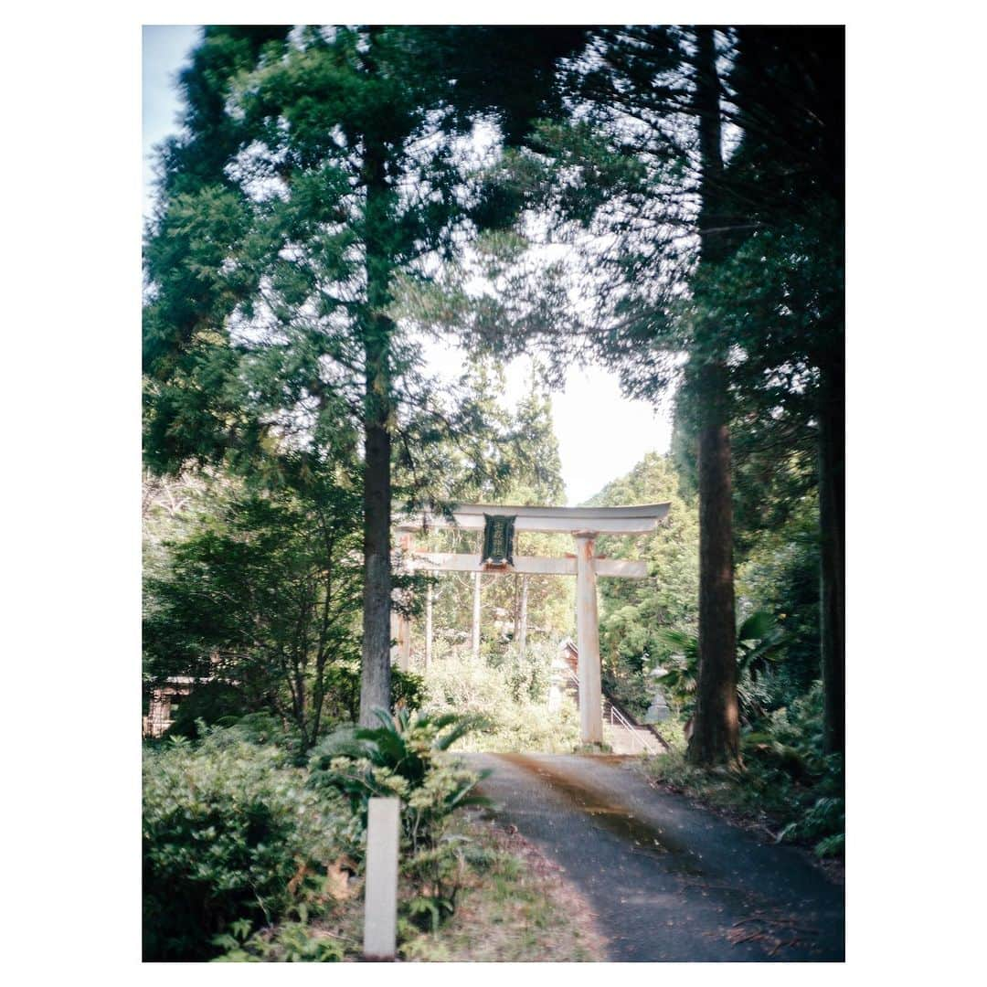 羽舞咲さんのインスタグラム写真 - (羽舞咲Instagram)「🎗Nanatake shrine ⁡ 先日「七嶽神社」を訪れました（初） ⁡ 五島列島には教会が多いイメージですが 同じくらい神社もあります⛩ ⁡ わたしは神社も教会も 自分を整えるときに訪れることが多くて この “祈りの時間“ が大切なのだと感じています ⁡ 手を合わせて目を閉じ 静かに心の中で『感謝』を唱える ⁡ 30秒くらいかもしれませんが これで『感謝』を忘れずに日常を過ごせるから ⁡ 「七嶽神社」は キリッと清々しい空気 大きな樹々や水に囲まれてスッと佇んでいる 美しい場所でした ⁡ 10月中旬でしたがまだセミが鳴いている不思議な感覚も (*´-`*)  ※7枚目の映像 ⁡ ⁡ ┅┅┅┅┅┅┅┅┅┅┅┅┅┅┅┅┅┅┅┅ ⁡ 🎧神宮前ラジオ 「羽舞咲のゆるゆるビューティ研究所」 （毎週水曜日オンエア） ⁡ 心を込めてお届けします♡ ⁡ @herbemi プロフィールリンクをチェック！！ ⁡ ┅┅┅┅┅┅┅┅┅┅┅┅┅┅┅┅┅┅┅┅ ⁡ #シンプルライフ #ライフシフト #スローライフ #ヘルシーライフ #セルフラブ #ナチュラルライフ #五島列島 #ウェルネスライフ #感謝 #七嶽神社 #羽舞咲」11月11日 22時41分 - herbemi