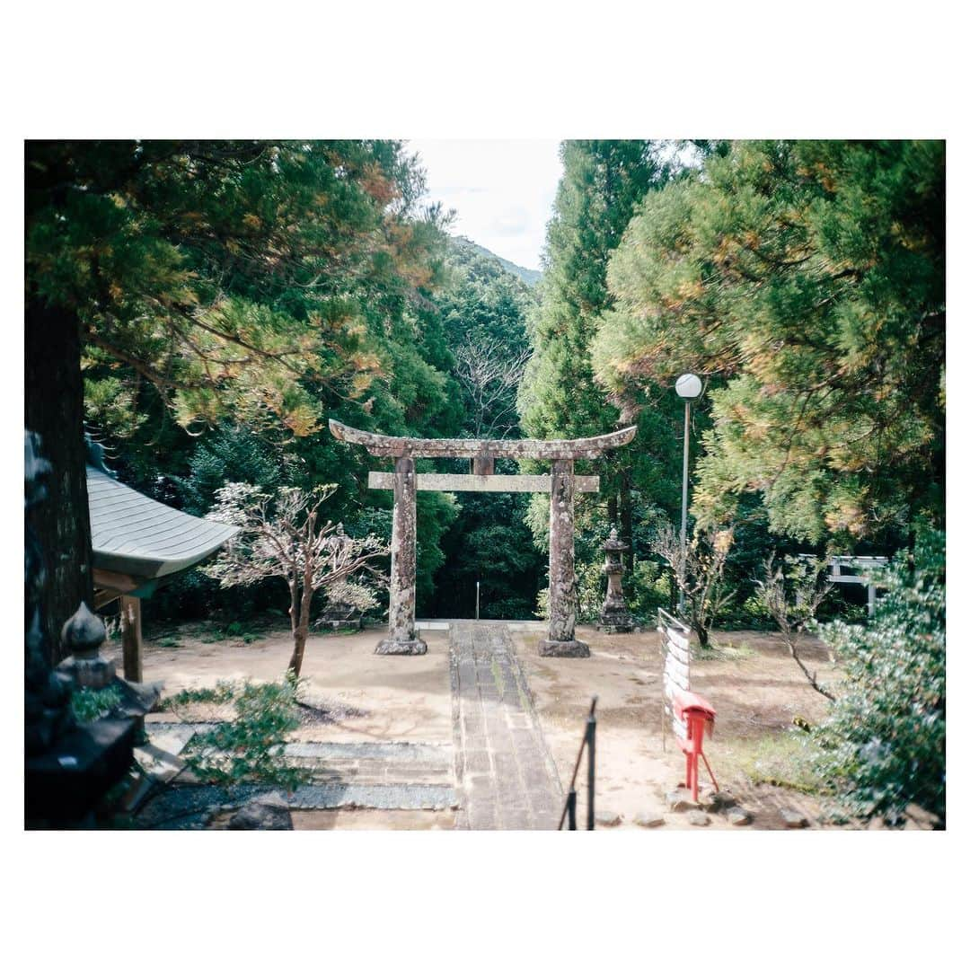 羽舞咲さんのインスタグラム写真 - (羽舞咲Instagram)「🎗Nanatake shrine ⁡ 先日「七嶽神社」を訪れました（初） ⁡ 五島列島には教会が多いイメージですが 同じくらい神社もあります⛩ ⁡ わたしは神社も教会も 自分を整えるときに訪れることが多くて この “祈りの時間“ が大切なのだと感じています ⁡ 手を合わせて目を閉じ 静かに心の中で『感謝』を唱える ⁡ 30秒くらいかもしれませんが これで『感謝』を忘れずに日常を過ごせるから ⁡ 「七嶽神社」は キリッと清々しい空気 大きな樹々や水に囲まれてスッと佇んでいる 美しい場所でした ⁡ 10月中旬でしたがまだセミが鳴いている不思議な感覚も (*´-`*)  ※7枚目の映像 ⁡ ⁡ ┅┅┅┅┅┅┅┅┅┅┅┅┅┅┅┅┅┅┅┅ ⁡ 🎧神宮前ラジオ 「羽舞咲のゆるゆるビューティ研究所」 （毎週水曜日オンエア） ⁡ 心を込めてお届けします♡ ⁡ @herbemi プロフィールリンクをチェック！！ ⁡ ┅┅┅┅┅┅┅┅┅┅┅┅┅┅┅┅┅┅┅┅ ⁡ #シンプルライフ #ライフシフト #スローライフ #ヘルシーライフ #セルフラブ #ナチュラルライフ #五島列島 #ウェルネスライフ #感謝 #七嶽神社 #羽舞咲」11月11日 22時41分 - herbemi