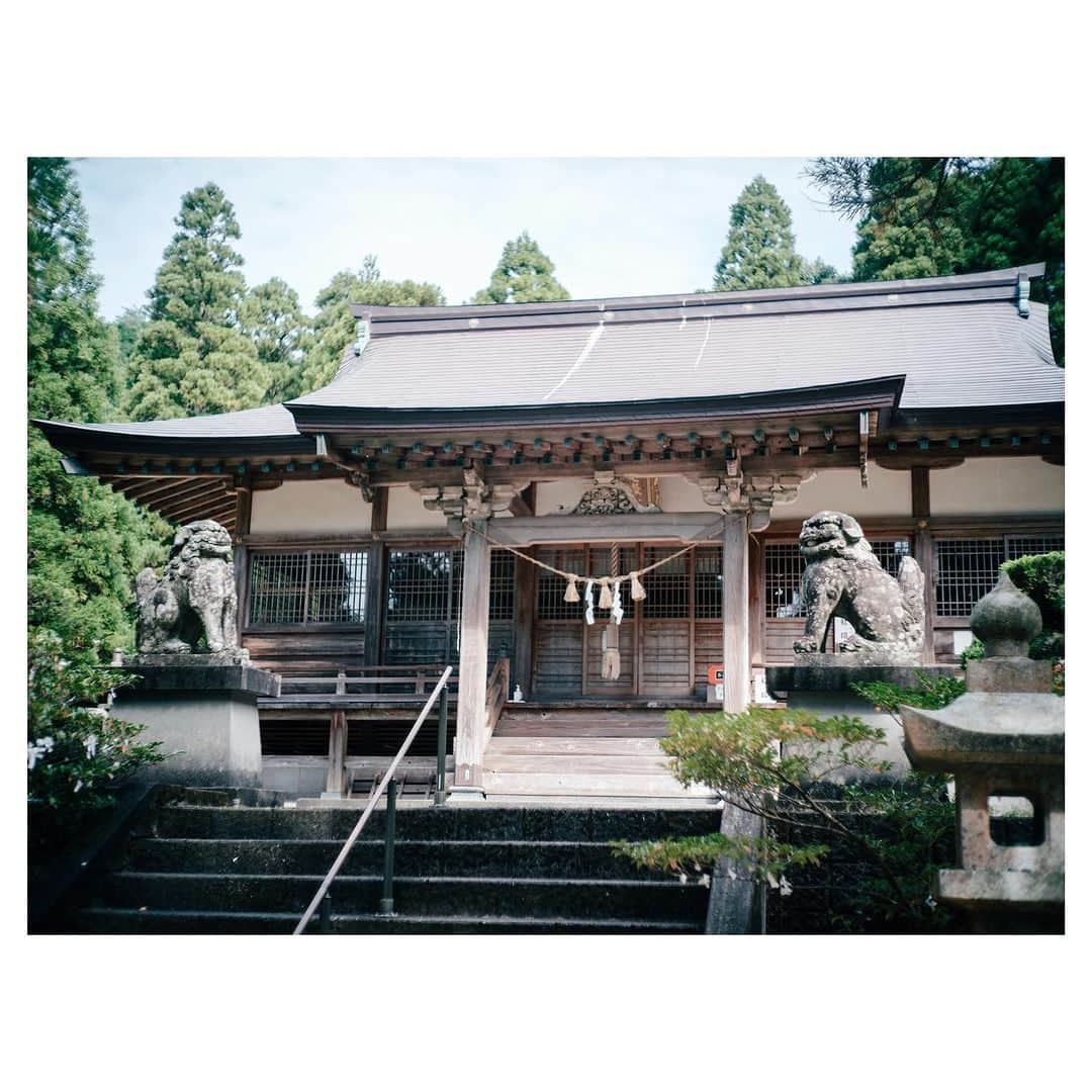 羽舞咲さんのインスタグラム写真 - (羽舞咲Instagram)「🎗Nanatake shrine ⁡ 先日「七嶽神社」を訪れました（初） ⁡ 五島列島には教会が多いイメージですが 同じくらい神社もあります⛩ ⁡ わたしは神社も教会も 自分を整えるときに訪れることが多くて この “祈りの時間“ が大切なのだと感じています ⁡ 手を合わせて目を閉じ 静かに心の中で『感謝』を唱える ⁡ 30秒くらいかもしれませんが これで『感謝』を忘れずに日常を過ごせるから ⁡ 「七嶽神社」は キリッと清々しい空気 大きな樹々や水に囲まれてスッと佇んでいる 美しい場所でした ⁡ 10月中旬でしたがまだセミが鳴いている不思議な感覚も (*´-`*)  ※7枚目の映像 ⁡ ⁡ ┅┅┅┅┅┅┅┅┅┅┅┅┅┅┅┅┅┅┅┅ ⁡ 🎧神宮前ラジオ 「羽舞咲のゆるゆるビューティ研究所」 （毎週水曜日オンエア） ⁡ 心を込めてお届けします♡ ⁡ @herbemi プロフィールリンクをチェック！！ ⁡ ┅┅┅┅┅┅┅┅┅┅┅┅┅┅┅┅┅┅┅┅ ⁡ #シンプルライフ #ライフシフト #スローライフ #ヘルシーライフ #セルフラブ #ナチュラルライフ #五島列島 #ウェルネスライフ #感謝 #七嶽神社 #羽舞咲」11月11日 22時41分 - herbemi