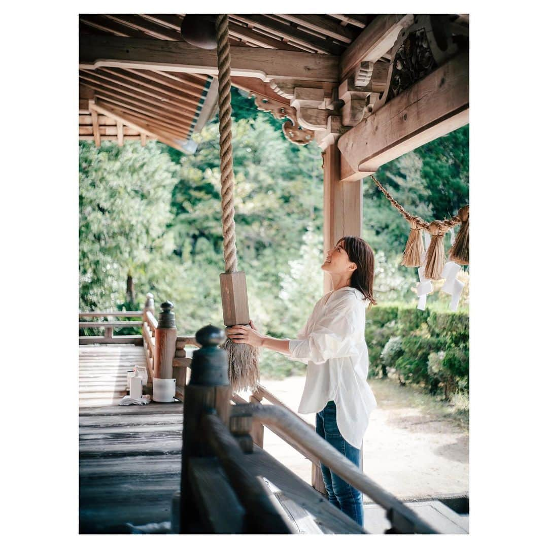 羽舞咲のインスタグラム：「🎗Nanatake shrine ⁡ 先日「七嶽神社」を訪れました（初） ⁡ 五島列島には教会が多いイメージですが 同じくらい神社もあります⛩ ⁡ わたしは神社も教会も 自分を整えるときに訪れることが多くて この “祈りの時間“ が大切なのだと感じています ⁡ 手を合わせて目を閉じ 静かに心の中で『感謝』を唱える ⁡ 30秒くらいかもしれませんが これで『感謝』を忘れずに日常を過ごせるから ⁡ 「七嶽神社」は キリッと清々しい空気 大きな樹々や水に囲まれてスッと佇んでいる 美しい場所でした ⁡ 10月中旬でしたがまだセミが鳴いている不思議な感覚も (*´-`*)  ※7枚目の映像 ⁡ ⁡ ┅┅┅┅┅┅┅┅┅┅┅┅┅┅┅┅┅┅┅┅ ⁡ 🎧神宮前ラジオ 「羽舞咲のゆるゆるビューティ研究所」 （毎週水曜日オンエア） ⁡ 心を込めてお届けします♡ ⁡ @herbemi プロフィールリンクをチェック！！ ⁡ ┅┅┅┅┅┅┅┅┅┅┅┅┅┅┅┅┅┅┅┅ ⁡ #シンプルライフ #ライフシフト #スローライフ #ヘルシーライフ #セルフラブ #ナチュラルライフ #五島列島 #ウェルネスライフ #感謝 #七嶽神社 #羽舞咲」