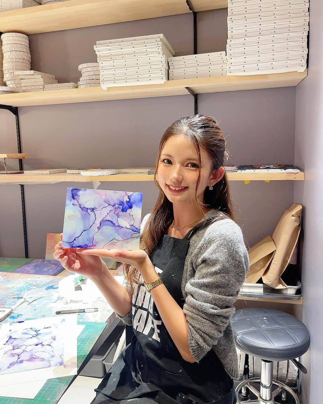 LUNAのインスタグラム：「念願のアートカフェ行ってきた🍷🎨  ・アルコールインクアート  ・たらし込みアート  ・テクスチャーアート の3つのアートから選べたんだけど、私はずっとやってみたかったアルコールインクアートに挑戦👍  思ったより難しかったけど、お酒飲みながらできて楽しかった〜🐻  友達といっても家族と行ってもデートでもおすすめすぎる！🫶🏾  PR @art_and_cafe_simokitazawa #世田谷レジャー #アート体験 #artandcafe下北沢 #artandcafe #アートカフェ #アートバー #アルコールインクアート #スプレーアート #たらしこみアート #テクスチャーアート #デザイナー #下北沢カフェ #下北沢グルメ」