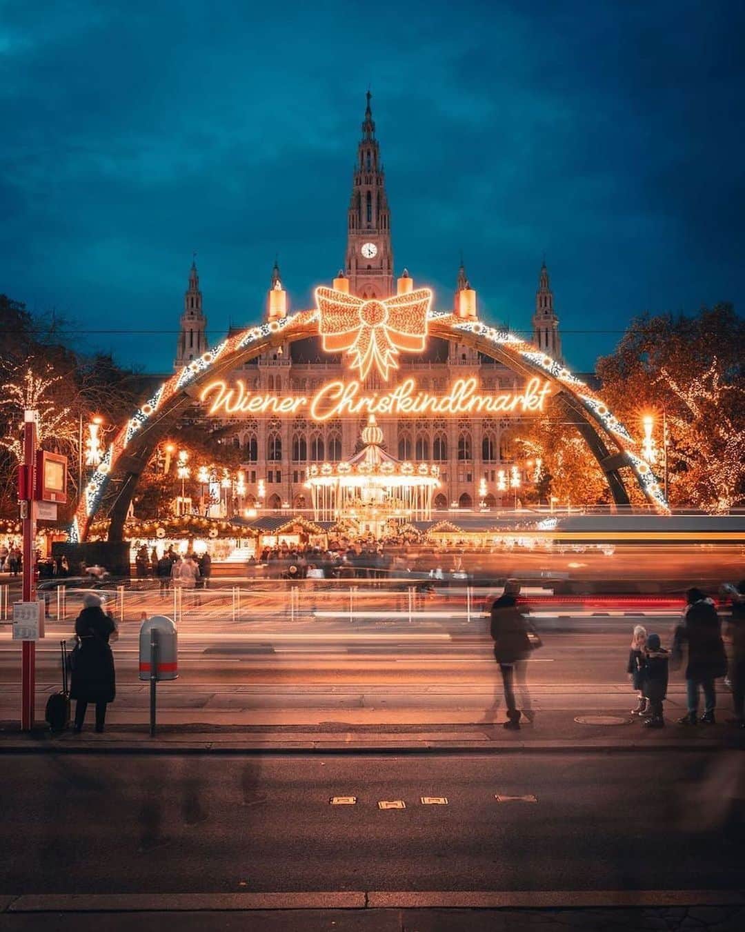 Wien | Viennaのインスタグラム：「A tall arched gateway with candles welcomes you at the entrance to the Viennese Christmas Market on City Hall Square. 💫 The traditional Christmas Market offers Christmas gifts, Christmas tree decorations, handicrafts, culinary treats, confectionery, and warming drinks. 🎁 by @christian_kremser #ViennaNow  #CelebrateVienna #ViennaNow #christmasmarket #christmasmarkets #christmasdecorations #christmastime #vienna #wien #vienna _city #vienna_austria #1000thingsinvienna #viennawurstelstand #viennagram」