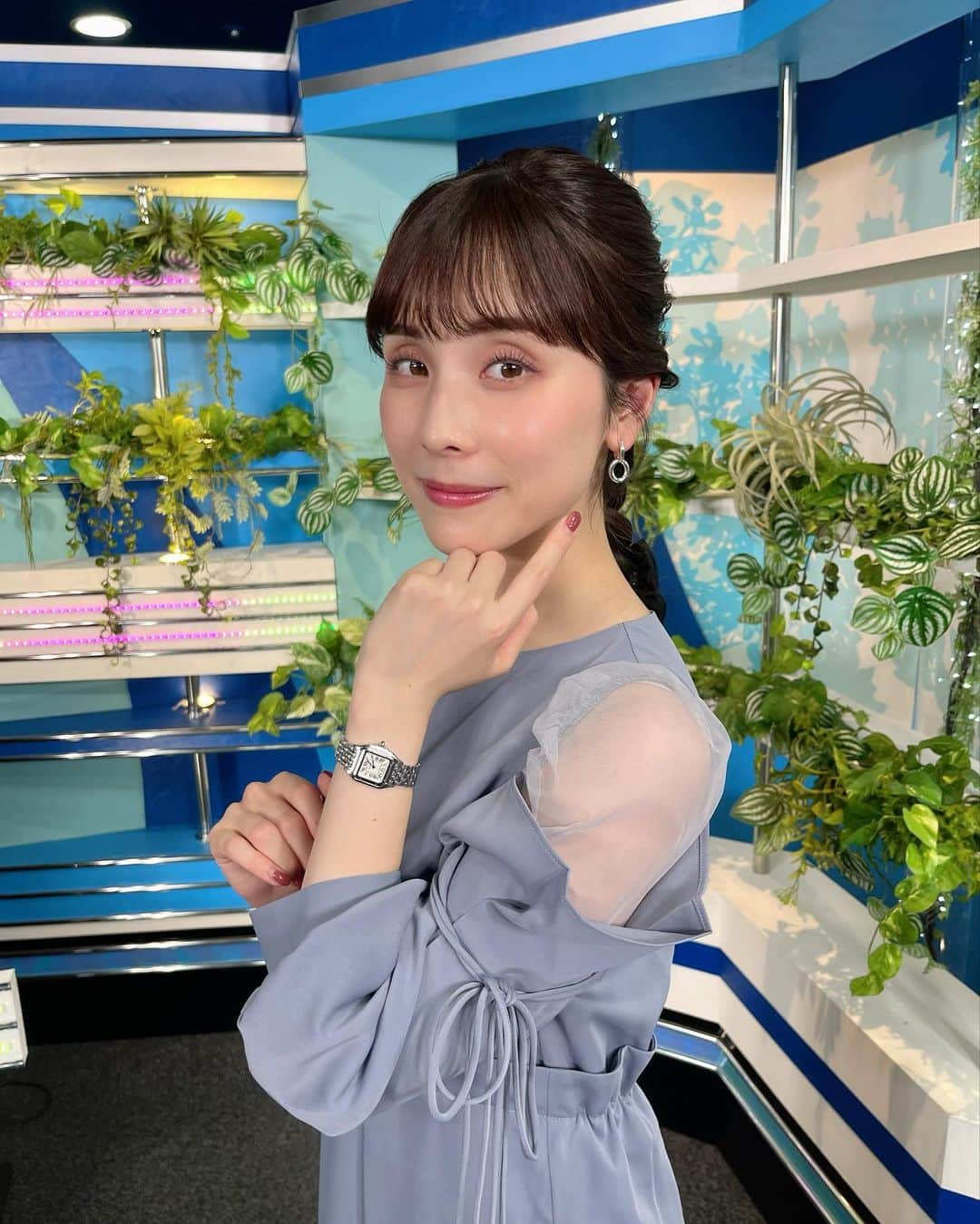 松雪彩花のインスタグラム：「🎀衣装情報🎀 1.2枚目 ワンピース:Dorry Doll @dorry_doll_official  ピアス: mimi33 @mimi33_official オケージョンにも使えるワンピース。肩のシースルーとリボンがとっても可愛かった！ アクセサリーの使い方で雰囲気を変えられますね😌  3.4枚目 トップス、スカート : HUIT bouque @huit_bouque  イヤリング: Jemica @jemica_tokyo  袖を見せたいポーズ…。(笑) このニット、パール付きなんです。とっても華やか！」