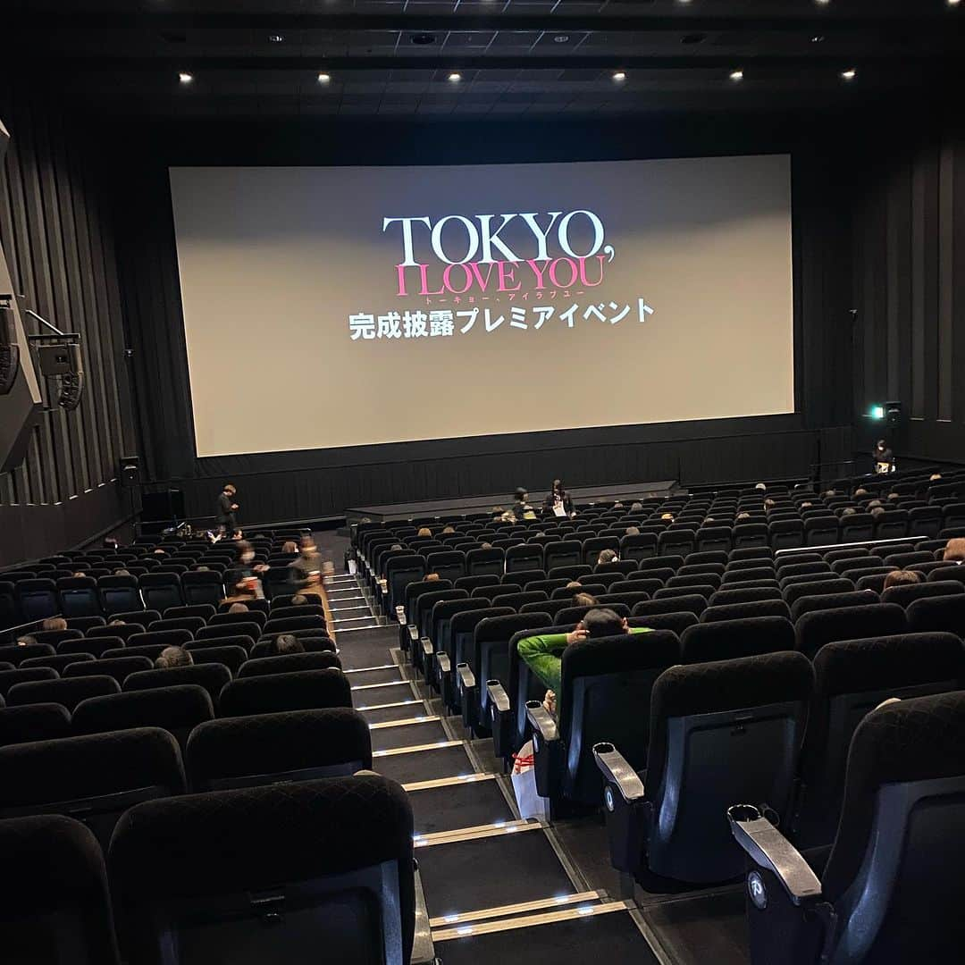 鎌田ひかりさんのインスタグラム写真 - (鎌田ひかりInstagram)「昨日11/10より 映画「TOKYO , I LOVE YOU」 全国上映スタートしました🎞️  クライマックスで、主役のダンサーライバル「エマ役」でお芝居やダンスしていて、思ってたよりは出演していたので見て頂けたら嬉しいな☺️  エンドールに鎌田ひかりの文字わりと早めに出た時嬉しかったなぁ🥲  北海道から沖縄まで 東京は新宿ピカデリーやユナイテッドシネマお台場など 全国39ヵ所の劇場にて💁‍♀️ タイミング合いましたらお願いします😌 https://theaters.jp/15252  #トーアイ #トーアイみたよ   @tokyo__iloveyou」11月11日 22時36分 - kamata.hikari