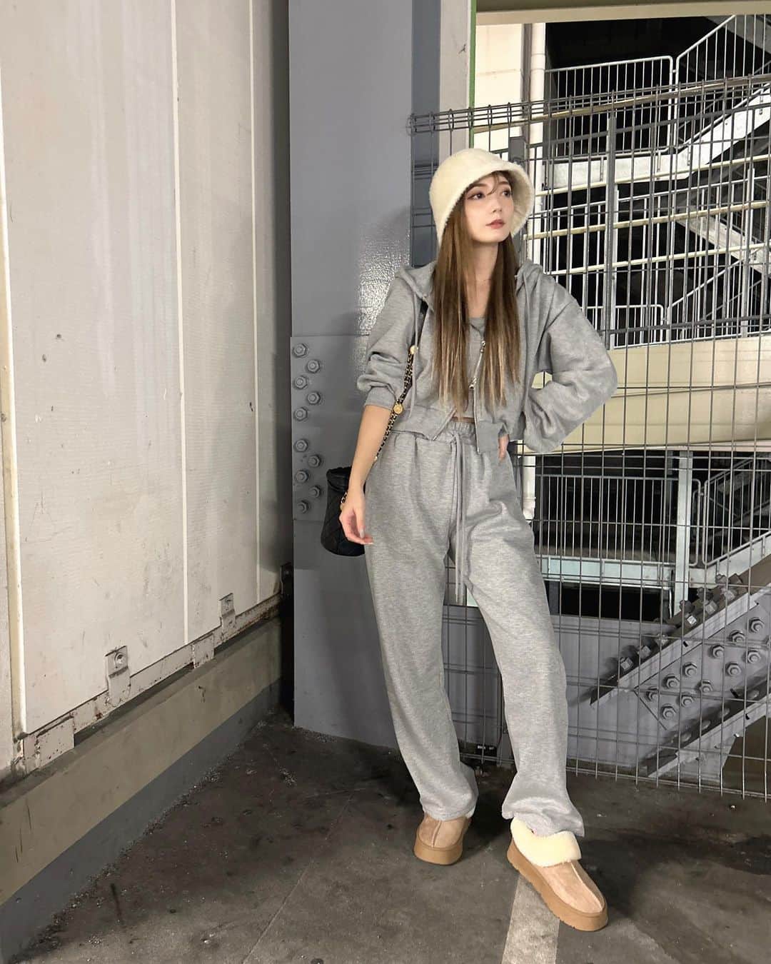 渚のインスタグラム：「.  ラフすぎな日🩶笑 このセットアップ楽ちんすぎて 全色持っている☺️✨ そしてムートンが可愛いくて 履きやすくて大優勝だった🫶 @grl_official 🏷️  #楽ちんコーデ #プチプラコーデ #スウェットコーデ #セットアップ #グレイル#grl #fashion #ootd」