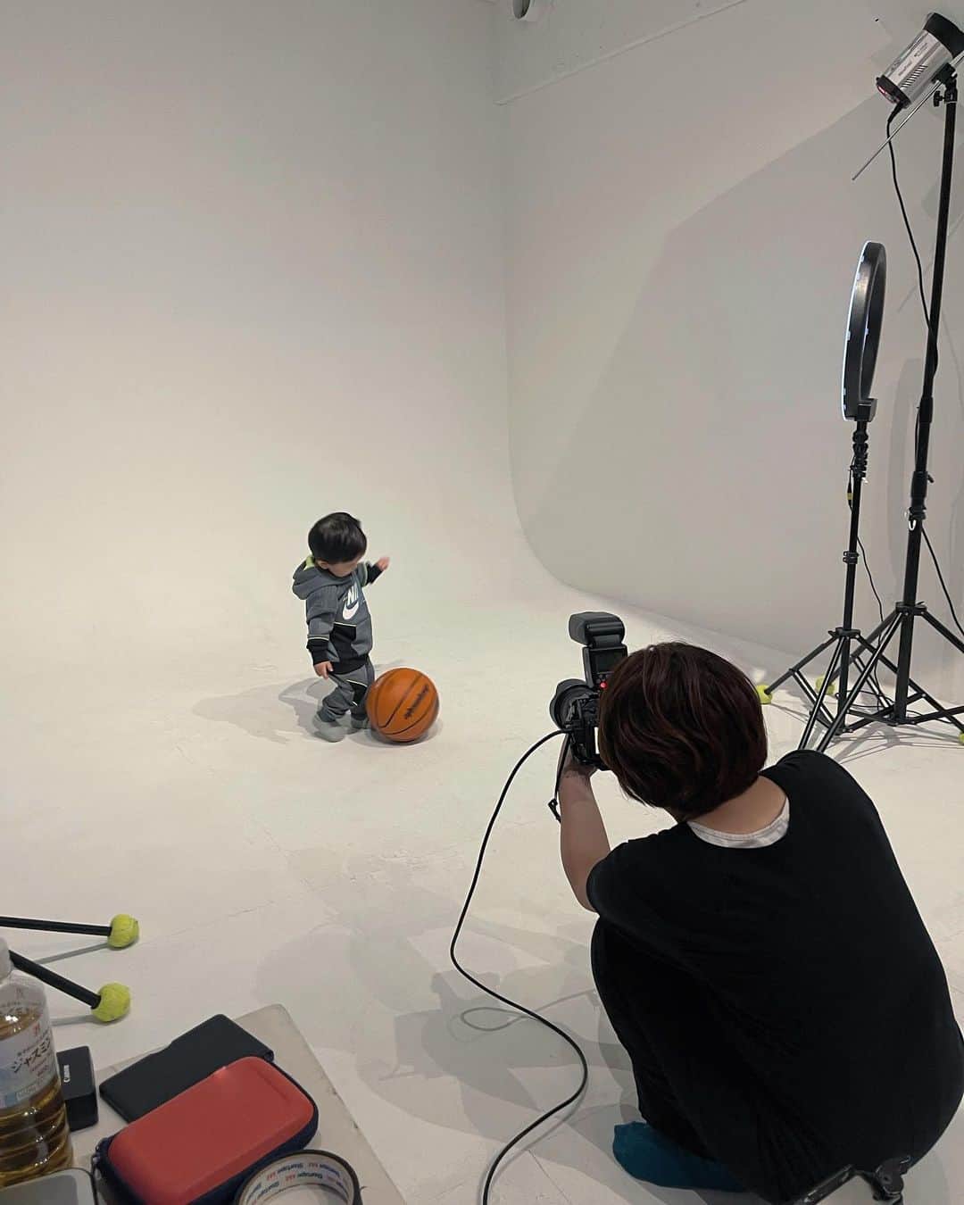 田中響子のインスタグラム：「@rookieusa_japan 🏀  この度、りときほともに #ルーキーキッズ2023fw公式モデル  にお選びいただき NIKE / Jordanのお洋服を 着用させていただいています。  こちらは、先日の撮影の一コマ。 息子が逃げ回っている間に 娘は一切ぐずらずさくさくと 7着もこなしてくれました👶🏻  ようやく秋めいて(急に冬？)きたので 2人でたくさん着たいね💛🤍」