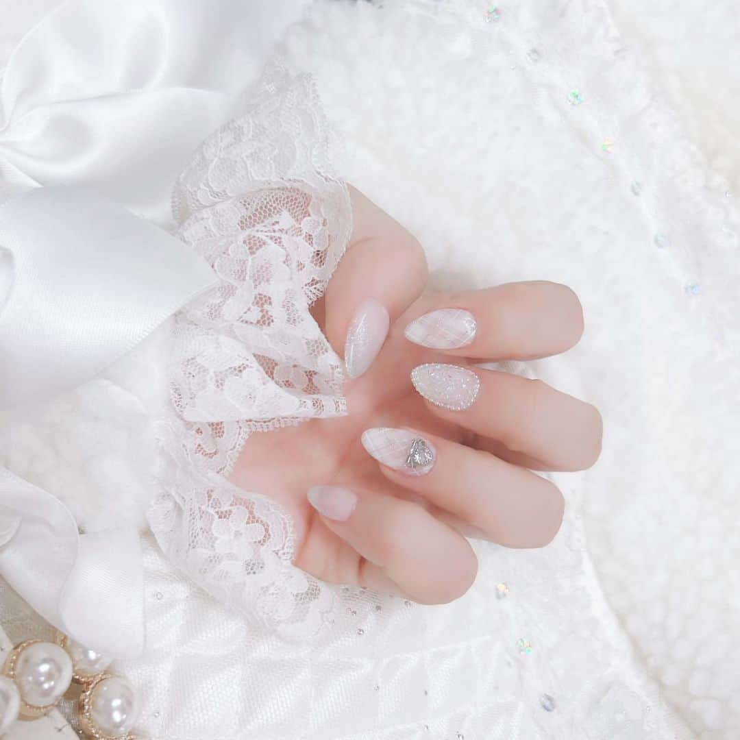 蒼井聖南のインスタグラム：「. . 撮影に合わせてネイルした！白色かわいい . ────────── #newnails #nails #ネイルデザイン #チェックネイル」
