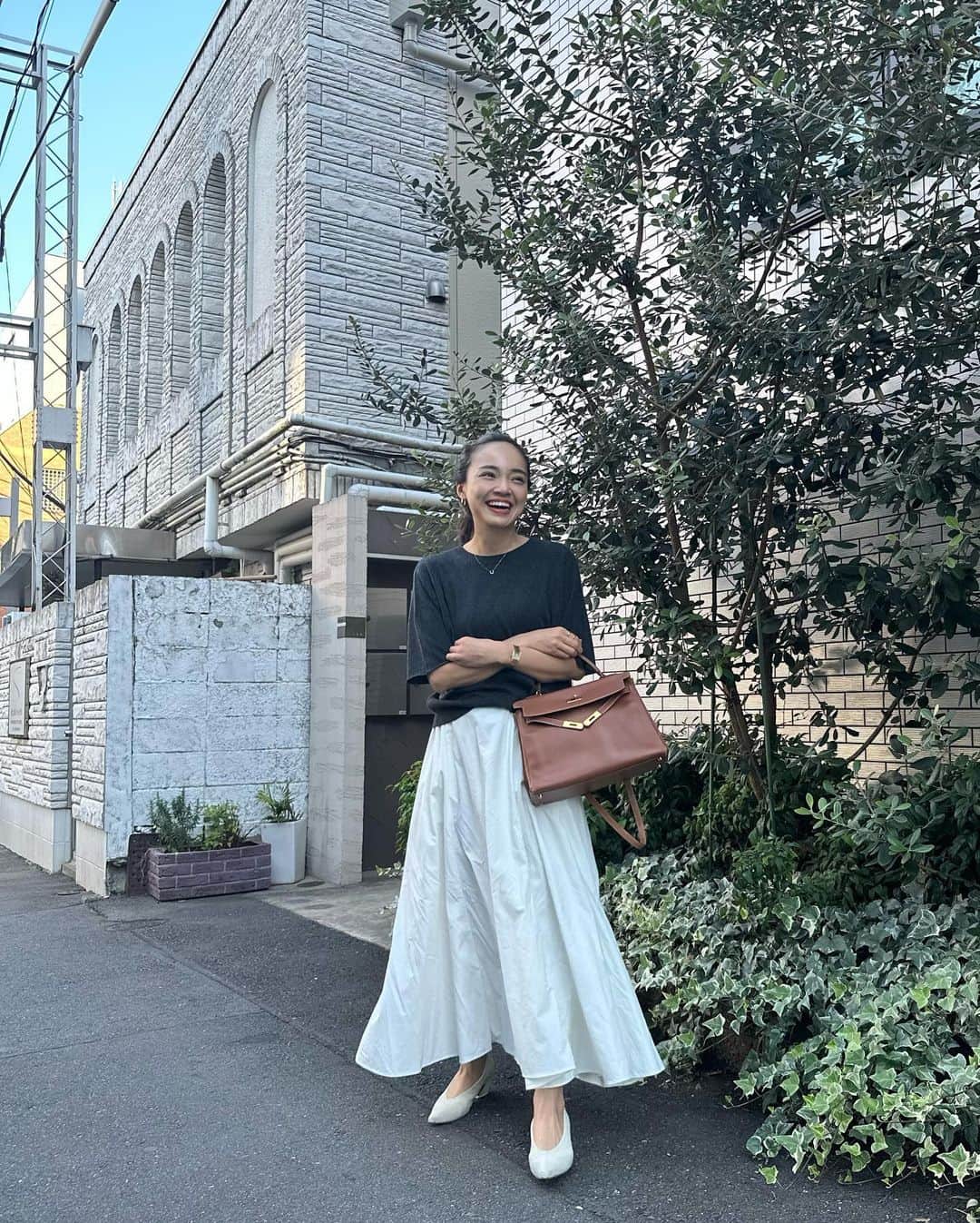 春名亜美さんのインスタグラム写真 - (春名亜美Instagram)「バンコク帰ってきてからずっっっと眠い🥱 部屋も片付けないとだし、クリスマスツリーも出したいのに、重〜〜〜い腰が上がらない🫠  #knit @the_newhouse  #skirt @norc.jp  #bag @hermes  #shoes @miista   #thenewhouse #hermes #hermeskelly #nork」11月11日 22時49分 - amiharunaami