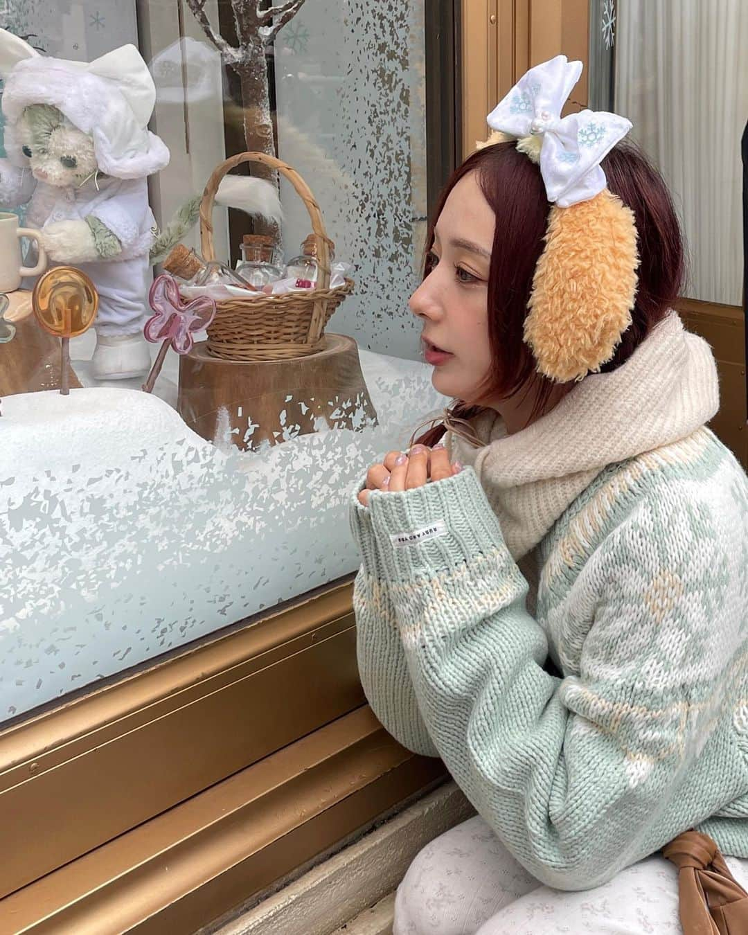 AMOさんのインスタグラム写真 - (AMOInstagram)「子どもたちが撮ってくれました❄️ 1〜4枚目はポーズも指定されました❄️笑  #ディズニーコーデ #rubyandyou」11月11日 22時42分 - amo_whale