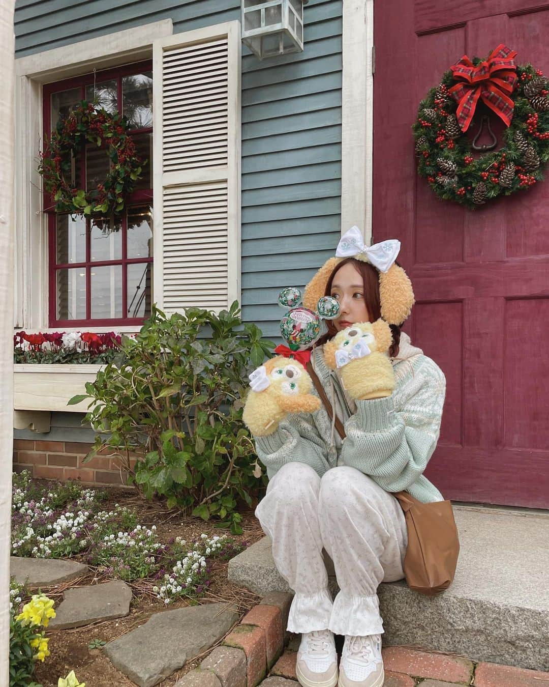 AMOのインスタグラム：「子どもたちが撮ってくれました❄️ 1〜4枚目はポーズも指定されました❄️笑  #ディズニーコーデ #rubyandyou」