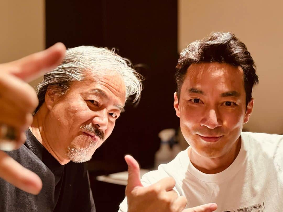 加山徹のインスタグラム：「坂口さん ちょっと早い誕生日おめでとうございます！w なんか俺までパリピみたいになってるじゃないっすか！w  撮影:下村陽子  #坂口博信 #加山徹 #スクウェア開発室 #sakaGUCCI #FF14 #下村陽子」