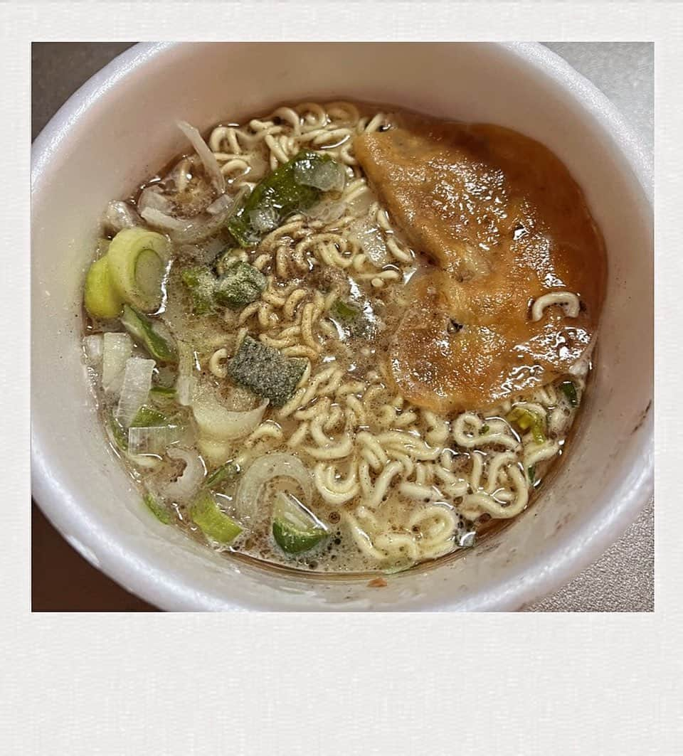 かせきさいだぁのインスタグラム：「本日の質素亭、頂きモノ『サンポー 熊本とんこつ黒焼き豚ラーメン』❤️カップ麺界では最高ーのサンポー様、マー油も入って勿論ヲイシイ〜😋カップ麺にもちゃんとネギを入れると、ヲイシさ倍増ですので是非〜 #質素亭 #しっそ亭」