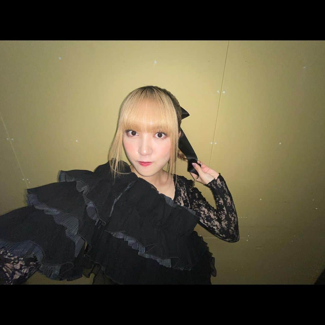 JUNNAさんのインスタグラム写真 - (JUNNAInstagram)「今日のリリイベの衣装も、ヘアも、メイクも、最強にしていただきました🖤⚡️🖤  Tops: @labelleetude_official  Pants: @aula_official___   本日お世話になった、幕張蔦屋書店のスタッフの皆さまから温かいメッセージもいただきました🫶🏻  そして、今日はポッキー&プリッツの日🩷 ポッキーの風船と、シェアパピ✌🏻」11月11日 22時44分 - junnarockyou