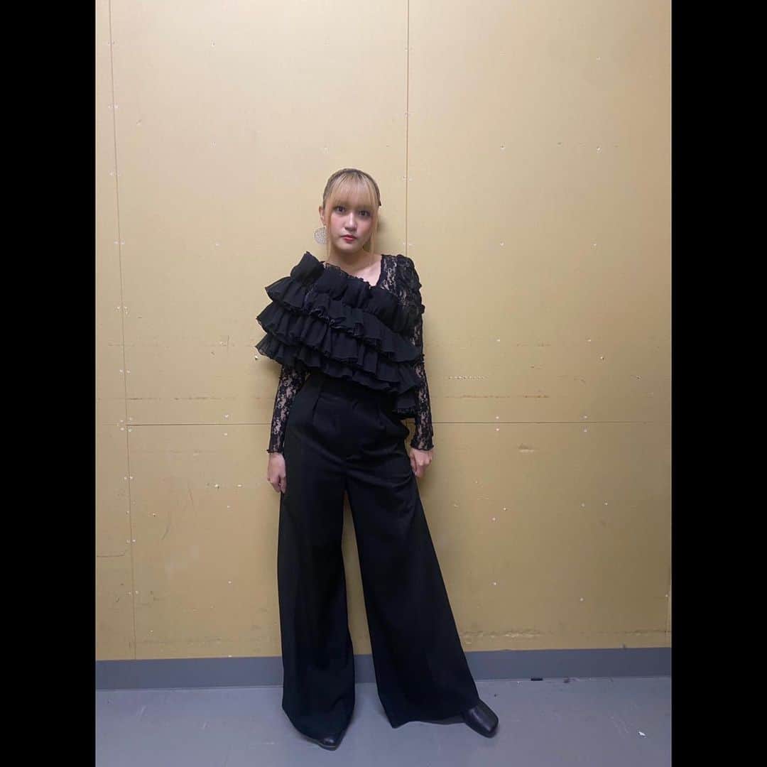 JUNNAのインスタグラム：「今日のリリイベの衣装も、ヘアも、メイクも、最強にしていただきました🖤⚡️🖤  Tops: @labelleetude_official  Pants: @aula_official___   本日お世話になった、幕張蔦屋書店のスタッフの皆さまから温かいメッセージもいただきました🫶🏻  そして、今日はポッキー&プリッツの日🩷 ポッキーの風船と、シェアパピ✌🏻」