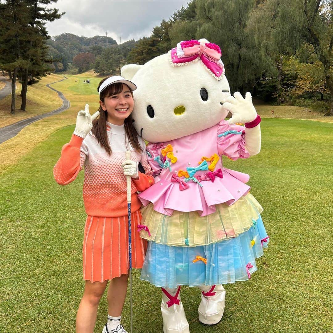 なみきさんのインスタグラム写真 - (なみきInstagram)「昨日は Sanrio smile golf Tournament プロアマに参加させていただきました☺️！ 前夜祭からとても豪華で、 サンリオさんのアトラクションやショーを体験させていただき、サンリオキャラクターに囲まれて幸せな空間でした☺️！ 今回は井上梨花ちゃんと今井あゆみちゃんと3人女子チームでした！！ お2人のナイスプレーにたくさん救われました😭 ありがとうございました😊 @1124rika  @ayumi4_5  ・ そして今年はキティちゃんの50周年記念！！ キティちゃんおめでとう🎊！ なので50周年記念グッズもレアでとっても素敵でした💓 ぜひまた参加したいな〜！！ また呼んでいただけるように練習して次は優勝目指して頑張るぞ💪 ・ ・ #golf #GOLF #ゴルフ #ゴルフ女子 #ゴルフウェア #ゴルフウェアコーデ #サンリオ #sanrio #プロアマ」11月11日 22時46分 - namiki_golf