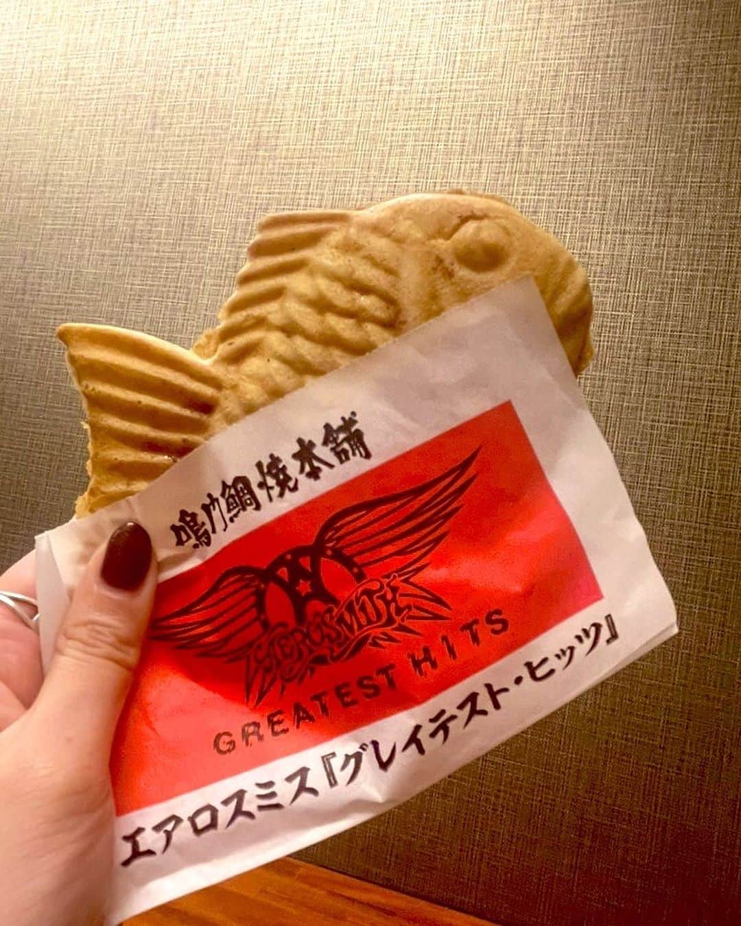 橋本あかねのインスタグラム：「Collaboration of Aerosmith and Taiyaki, literally ‘baked red sea bream’. Amazing and impressed. The taste of taiyaki was Aerosmith. Thank you for the happiness!  #エアロスミスたい焼き  #aerosmith」