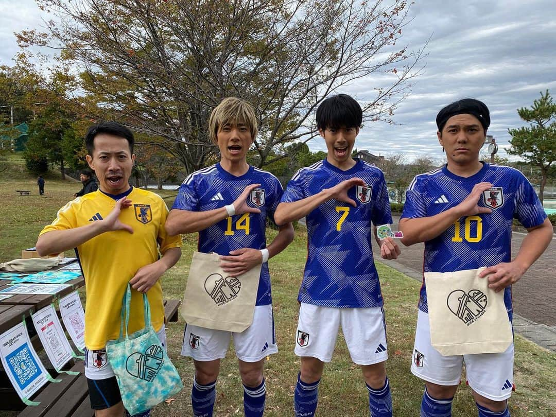 しょっぴーさんのインスタグラム写真 - (しょっぴーInstagram)「#武蔵丘短期大学 の丘の上にて お笑いライブをさせて頂きました！ 見晴らし良くて、沢山の方にご覧頂けて、最高でした！めっちゃ楽しかった✌️  本当にありがとうございました！  女子サッカー部CIENCIAグッズもゲット✌️  ゆーすけくんにもお会いできましたー！！！ スイートポテト美味しかった*\(^o^)/*  さぁさぁ、まだまだ吉見町非公認観光大使、継続させてもらうぞー！笑  #武蔵丘祭 #さくらだモンスター #九州男子" #ブラボー橋本 さん #ものまねブルー」11月11日 22時47分 - syoppy0110