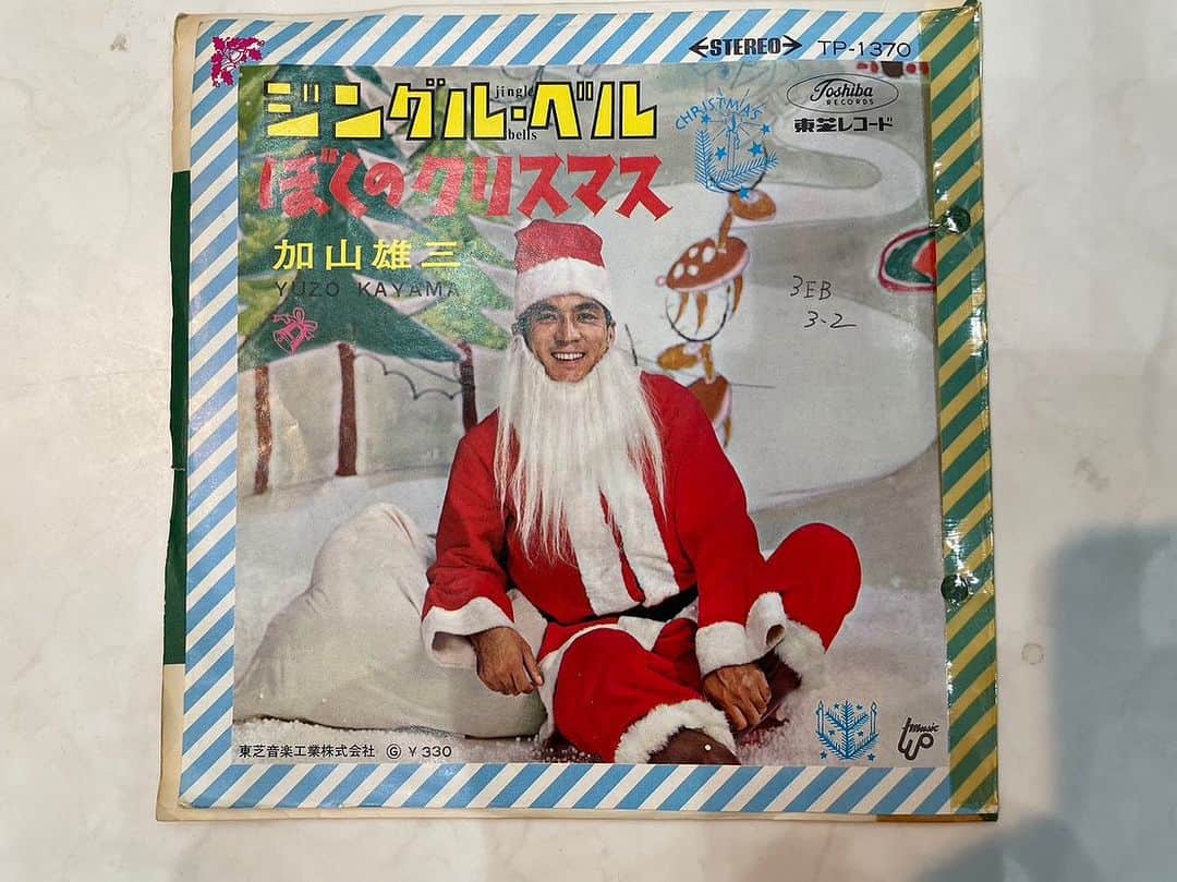 深町健二郎さんのインスタグラム写真 - (深町健二郎Instagram)「Got Many Tunes 11.Nov. 2023🎶  今夜のFukamachi Tunesは、秋の夜長に美しい Soul Music特集ということで、Curtis Mayfieldの"The Making of You"とPatti Austinの"Say You Love Me"をレコードから紹介。  Dig Dig Recordsは先週に続き、とみじいが'66〜'67箱をオープン。久しぶりの60'sでしたね。  いきなりいい曲出ました！ニール・セダカが前年にヒットさせた"涙の小径"を、ダニー飯田とパラダイス・キングがカバー。欲しいなこれ😍  スパイとか博多というパワーワードに惹かれつつ、コニー・フランシスはトニー・ハッチによるハズレなし楽曲。  一足早めのクリスマスソングは、未だ現役レジェンド、加山雄三のオリジナルで。西郷輝彦は洋楽カバーのコンパクト盤からナンシー・シナトラカバーを。  若原一郎は自らの二番煎じw〜タンゴ版"君といつまでも"、そしてマリアッチとニューオリンズジャズの融合、アメリアッチw、バハ・マリンバ・バンドは、特にB面ワルター・ワンダレーで有名な"テレフォン・ソング"が極上のラウンジボッサ🎵  ちょい飛ばして、ブレンダ・リーは60'sサウンドと彼女のダイナマイト・ヴォイスが絶妙！コモエスタ八重樫さん編集のコンピにも収録の西川一也"恋愛旋風"でパンチ繋がり。  そのまま、クリフ・リチャードはチャック・ベリー・カバー"フォーティ・デイズ"、演奏は勿論シャドウズ。  オーラスは、日本を代表するクルーナー・ヴォイス、フランク永井"星影の小径"という、最初と最後は"小径"繋がりでオチました😊」11月11日 22時57分 - kenjirofukamachi