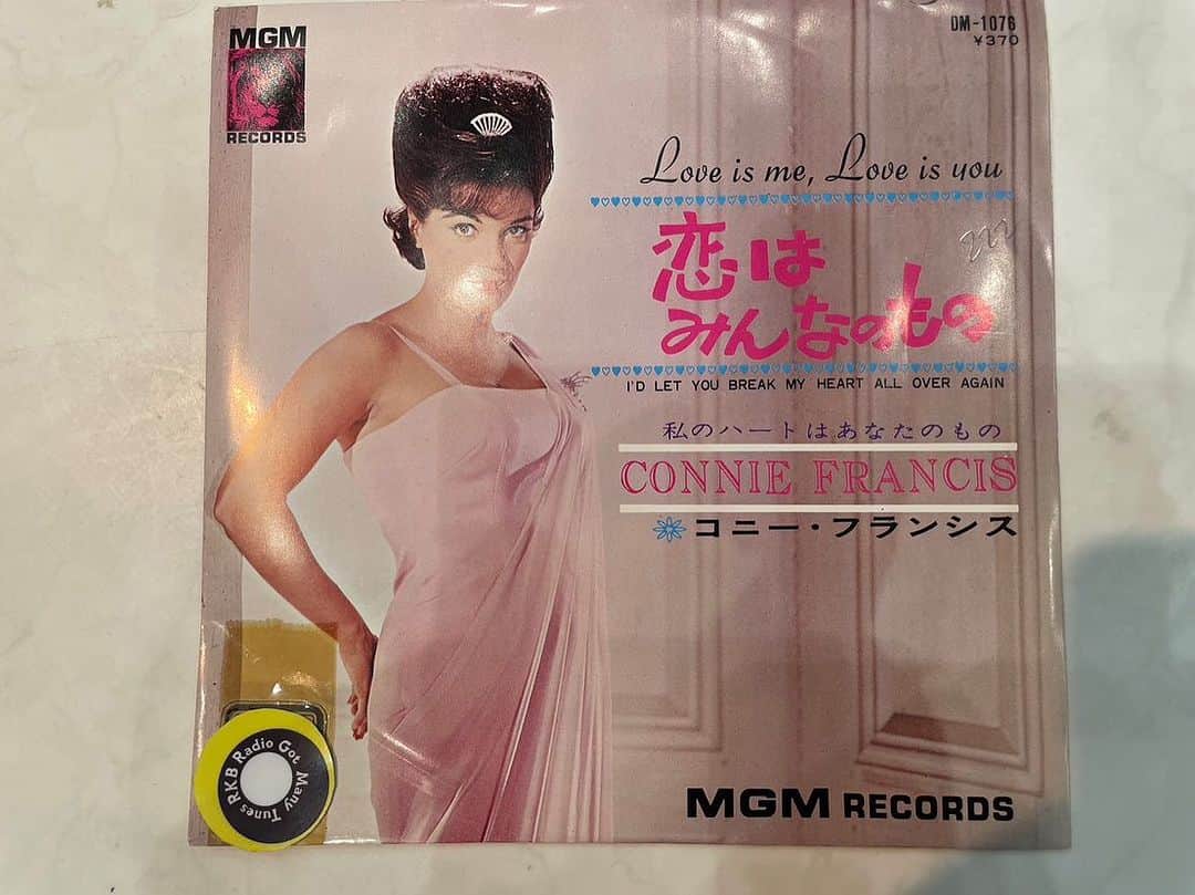 深町健二郎さんのインスタグラム写真 - (深町健二郎Instagram)「Got Many Tunes 11.Nov. 2023🎶  今夜のFukamachi Tunesは、秋の夜長に美しい Soul Music特集ということで、Curtis Mayfieldの"The Making of You"とPatti Austinの"Say You Love Me"をレコードから紹介。  Dig Dig Recordsは先週に続き、とみじいが'66〜'67箱をオープン。久しぶりの60'sでしたね。  いきなりいい曲出ました！ニール・セダカが前年にヒットさせた"涙の小径"を、ダニー飯田とパラダイス・キングがカバー。欲しいなこれ😍  スパイとか博多というパワーワードに惹かれつつ、コニー・フランシスはトニー・ハッチによるハズレなし楽曲。  一足早めのクリスマスソングは、未だ現役レジェンド、加山雄三のオリジナルで。西郷輝彦は洋楽カバーのコンパクト盤からナンシー・シナトラカバーを。  若原一郎は自らの二番煎じw〜タンゴ版"君といつまでも"、そしてマリアッチとニューオリンズジャズの融合、アメリアッチw、バハ・マリンバ・バンドは、特にB面ワルター・ワンダレーで有名な"テレフォン・ソング"が極上のラウンジボッサ🎵  ちょい飛ばして、ブレンダ・リーは60'sサウンドと彼女のダイナマイト・ヴォイスが絶妙！コモエスタ八重樫さん編集のコンピにも収録の西川一也"恋愛旋風"でパンチ繋がり。  そのまま、クリフ・リチャードはチャック・ベリー・カバー"フォーティ・デイズ"、演奏は勿論シャドウズ。  オーラスは、日本を代表するクルーナー・ヴォイス、フランク永井"星影の小径"という、最初と最後は"小径"繋がりでオチました😊」11月11日 22時57分 - kenjirofukamachi
