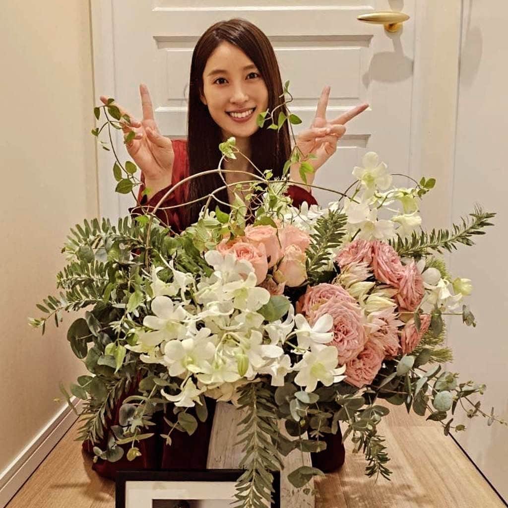 土屋太鳳のインスタグラム：「. 今日は一の酉✨️ そして 一粒万倍日でもありました😊 毎年、花園神社におまいりしていますが 今年も無事におまいりすることが出来て 本当に良かった…！ . 今年は二の酉までしかないせいか、 それともコロナ禍を経たからか、 ものすごい人でした😳 でも 嬉しかったな…すごく😊✨️✨️✨️ やっと何かが戻ってきた気がして…🥺 . 花園神社は新宿のビル街の真ん中にありますが 境内の木々はすごく大きくて、 この木は時代を超えて いくつもの酉の市を見守ってきたのかなと思うと、 なんだか胸がいっぱいになります😌 . 切り山椒というお菓子が名物ですが 今日は買えなかったので、次は必ず買おう💡 . 載せた写真は昨日と同じお花なのですが 私が一緒に写っているものもあったので 酉の市の夜に😌🙏✨️ . 本当に急に肌寒くなりました💦 どうか気温差に気をつけて、 あたたかくして過ごしてくださいね🙏🙏🙏」