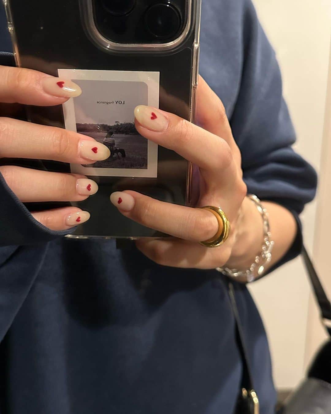 玉城翔子のインスタグラム：「見る度きゅんとする今月のネイル‪‪です。  赤のワンカラーにするかぁ と思ってたのだけど  @naononail618 さんの ネイルが可愛すぎてお揃いにしちゃいました..😫‪‪❤︎‬‪‪❤︎‬  私の手はベージュカラーがとても浮いて見えるから抵抗あったけど なおさんが凄く馴染むカラーを作ってくれたからめっちゃ綺麗なの  施術してもらってる途中 ハートが溢れてて可愛かった😫 女楽しい😫」