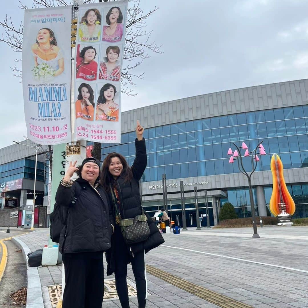 ホン・ジミンのインスタグラム：「천안 맘마미아 공연 잘 마치고 집으로 고고씽  귀엽고 사랑스러운 준면이의 손과 발 ㅎㅎㅎ 너무 감사합니다 💕💜💜🧡💕💕💕💕🌈」