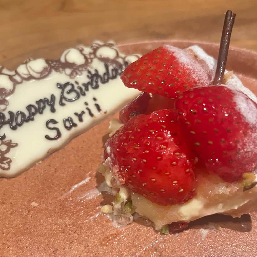 池上紗理依のインスタグラム：「食べかけ苺ケーキ🍰 宇宙人連れて帰った👽 ぷりぷりシャインマスカット🍇 写真😀」