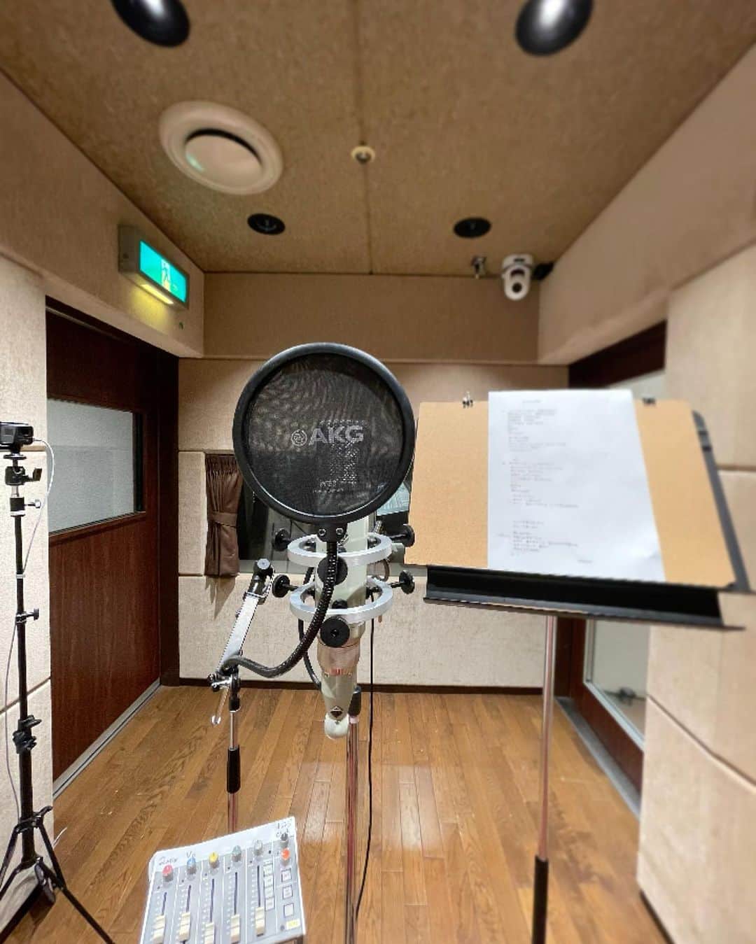 野宮真貴さんのインスタグラム写真 - (野宮真貴Instagram)「. 42年前のデビューアルバム「ピンクの心」は、楽しくも緊張しながら、ここビクタースタジオでレコーディングでした。  そんな思い出一杯の場所で、今日は新曲のレコーディングだなんて！  当時は、まさかこんなに長く歌い続けるとは夢にも思わなかったけど、こうなったら、まだまだしぶとくいくわよ〜😄  #ニッパーくん#ビクタースタジオ#レコーディング#野宮真貴#missmakinomiya」11月11日 22時57分 - missmakinomiya