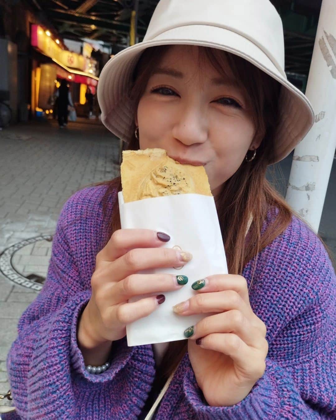 才木玲佳のインスタグラム：「it was cold today,but one of my favorite sweets 'taiyaki' warmed my heart💓」