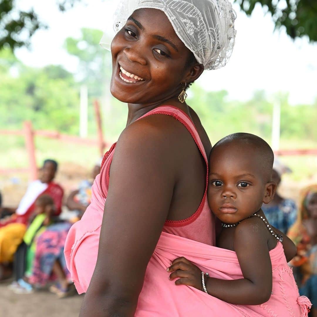 unicefのインスタグラム：「Embracing healthy food together.  In Côte d'Ivoire, mothers and their babies are participating in a UNICEF-supported cooking demonstration.  #ForEveryChild, nutrition.  © UNICEF/Dejongh」