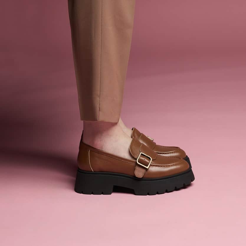 ジャネット&ジャネットのインスタグラム：「Preppy Style: The caramel colour loafers with chuncky sole. #janetandjanet #FW23」
