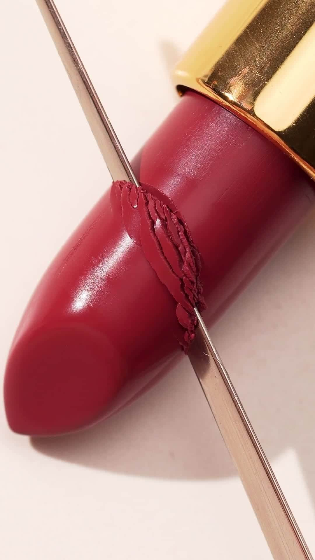 Revlonのインスタグラム：「🌟 Voted "Drugstore Lipstick With the Best Color Payoff" by @popsugar 🌟  Here's why you'll LOVE #SuperLustrous Lipstick:  👄 moisturizing, rich color that feels lightweight 👄 contains Vitamin E + Avocado Oil to condition lips 👄 contains Abyssinian Oil for shiny, vibrant color payoff 👄 easily glides on to minimize lines for smoother, fuller-looking lips  @cinesupreme wears shade Rum Raisin (535)」