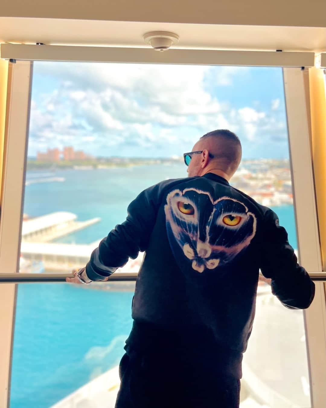 ギャランティスのインスタグラム：「Mixing beats & making waves 🌊  Thank you @edc_sea that was EPIC! ⛴️ 🫶 🤩」