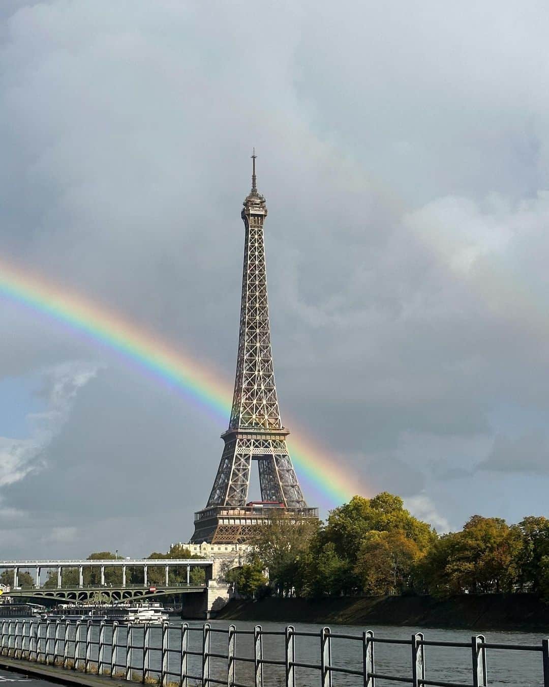 sananasのインスタグラム：「Aucun arc-en-ciel n’a été rémunéré pour cette photo 😍🌈Bon week-end loves ! Quoi de prévu chez vous ?」