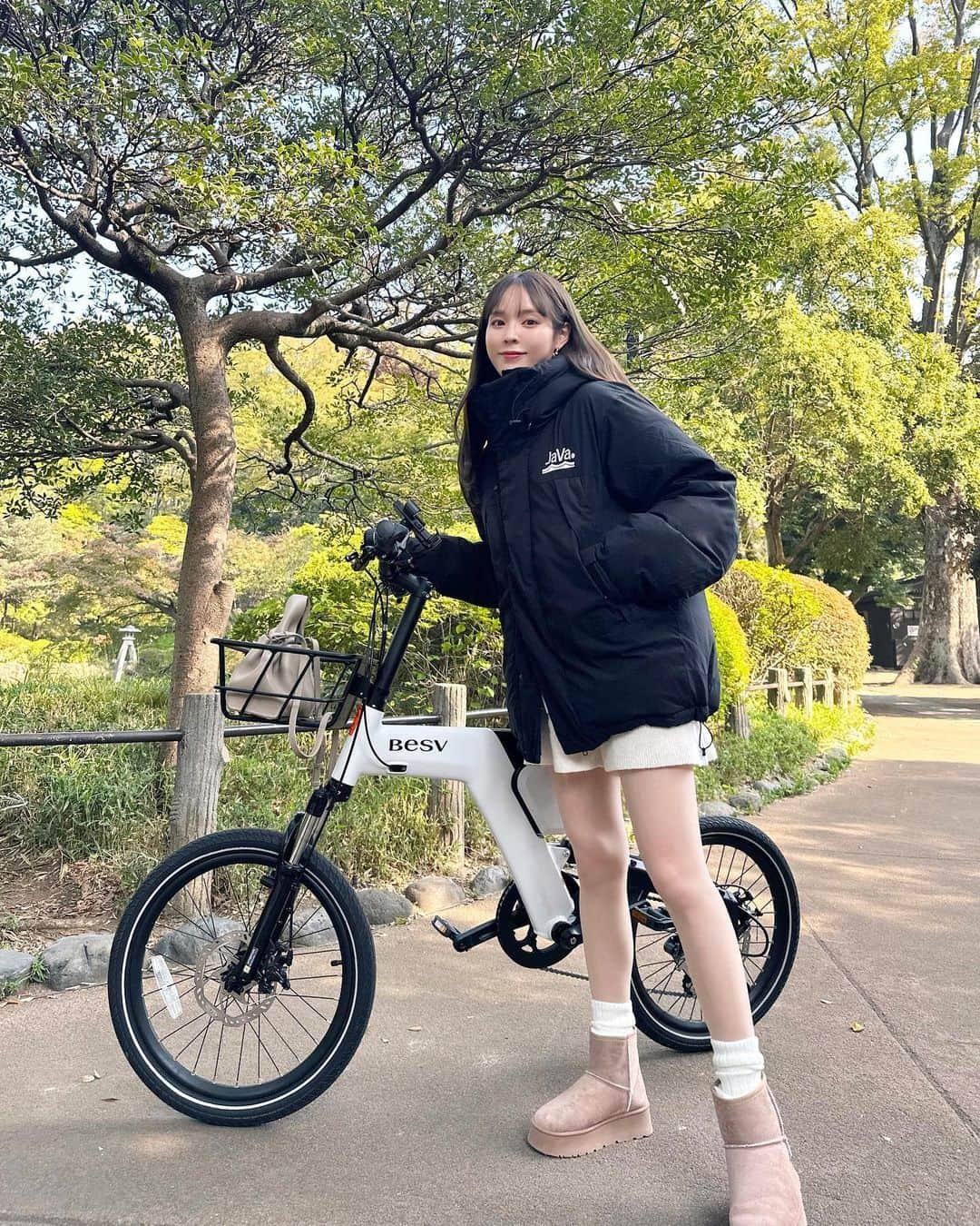 磯田 ひかる(Hikaru Isoda) さんのインスタグラム写真 - (磯田 ひかる(Hikaru Isoda) Instagram)「こんばんは🌛 週末、かなり冷え込みまね😖🍃 いきなり冬に、、☃❄  この日はお天気が良かったので自転車でお散歩🚲 自転車でも暖かいアウターは冬まで必須なアイテム🥰 足元はトレンドのムートンブーツにしたよ♡  【着用アイテム】 Jacket  @classicalelf_official  異素材パネルフェイクダウンジャケット ブラック M ¥5,998税込  Pants @grl_official  Bag @polene_paris   —————————— picaru：162cm / 骨格ウェーブ 1st ブライトスプリング 2nd ブライトサマー  大人可愛いスタイルアップコーデ ヘアメイクを合わせた トータルスタイリングを提案🤍  不定期にストーリーで ファッションお悩み相談募集中🥰 ——————————  他の投稿を見る→【@picaruuu】」11月11日 23時11分 - picaruuu