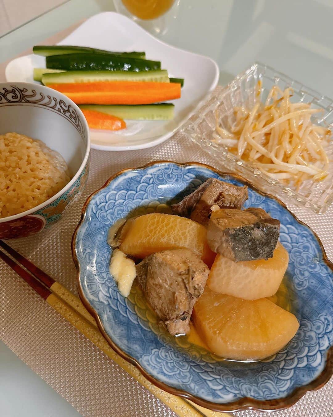 岩瀬玲のインスタグラム：「大根があったから ぶり大根に🐟  生姜入れるの忘れたから 食べる前にチューブの生姜 それはそれで美味しかった  急に寒くなりすぎだよねー🥲🥲  #おうちごはん」