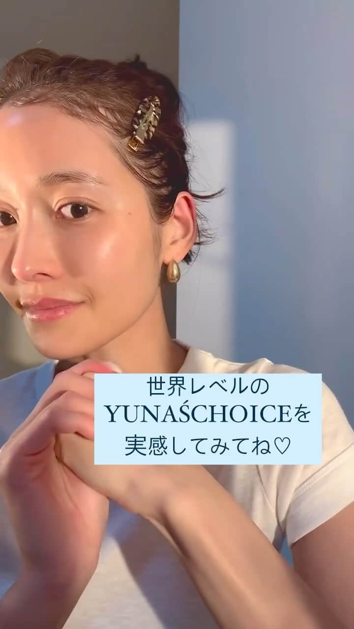 川口優菜のインスタグラム：「. BASIC ESSENCE AMPOULEの使用方法。 洗顔後素早く、浸透させる事により、浸透率もあがります。  夏に受けてしまったダメージは秋のうちに、 しっかり回復させておくことで、 冬の肌トラブルに備えることができます。  成分表を確認し、内容が良い美容成分が含まれている化粧品でバリア機能を整えていきましょう。  ※内容はしっかりみないと効果も実感できないことがよくあります。  秋は気温の低下や空気の乾燥によって、 水分や脂分が不足して、肌のカサつきや肌荒れが起こりやすいので、抽出技術が世界１位の臍帯血の培養液を塗り細胞にメッセージを送りましょう☺️  将来アンチエイジングに大金をかけるのか、今将来の事を考えてしっかり良いものを見極めて使うのか。  皆様はどっちに初期投資したい？  #YUNAŚCHOICE #yunaschoice #高級素肌 #欲しいのは結果 #美肌効果 #美肌開発者 #スキンケア#肌荒れ改善  #肌荒れ #秋スキンケア #ニキビ跡#クレーター  #健康 #サプリメント#ダイエット」