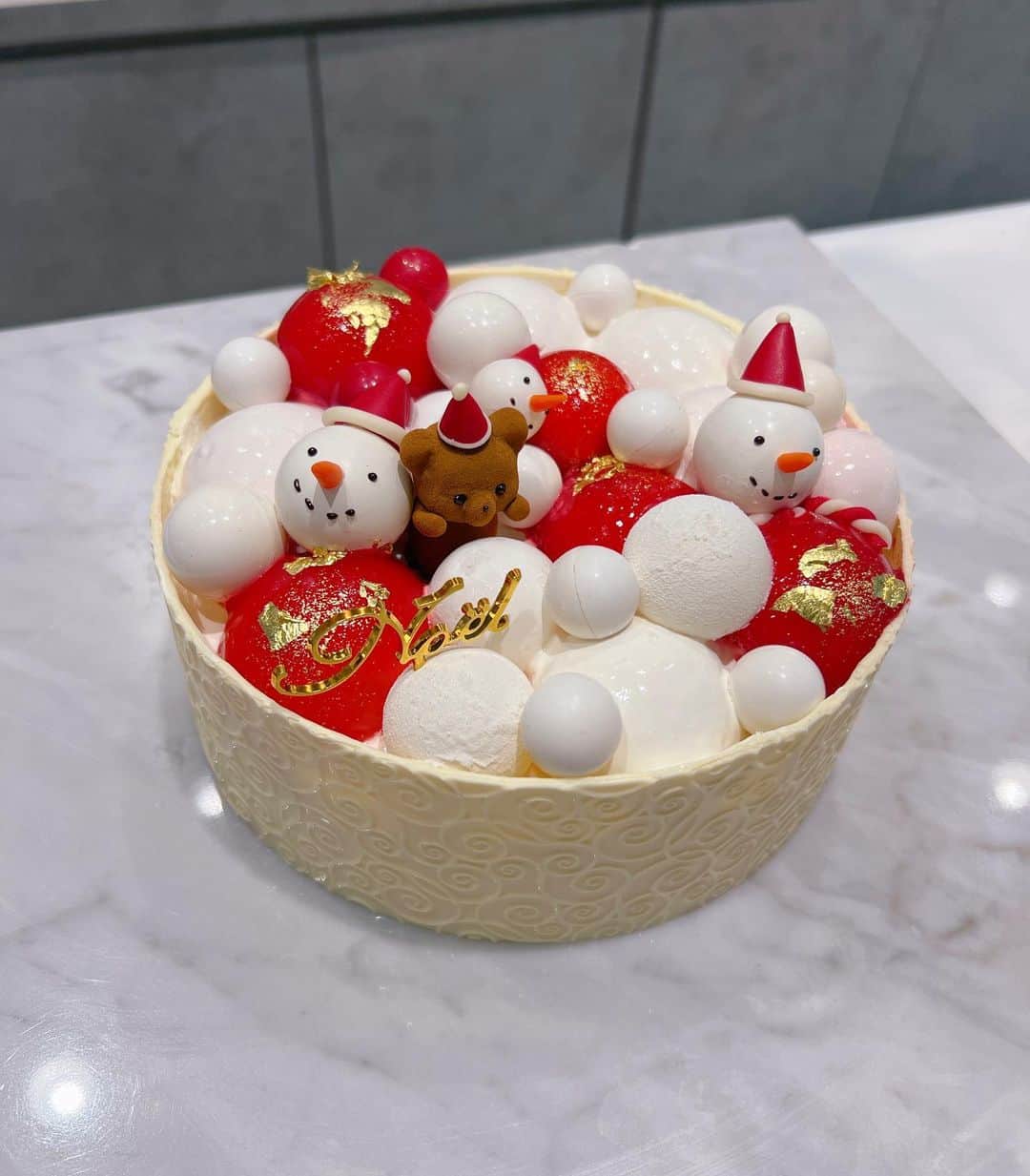 ゆうたむさんのインスタグラム写真 - (ゆうたむInstagram)「LOUANGE TOKYO Happy  Snow man Xmas collection 2023🎄🎅  @louangetokyo_lemusee  @louange_tokyo   ルワンジュ東京のクリスマスコレクションに行ってきました🤍🤍  今年のクリスマススイーツたちも可愛すぎて美味しすぎて✨✨✨😊  新しいスノーマンシリーズが新鮮⛄️❄️❤️  大人気なクリスマスケーキのご予約はお早めに💕  #louangetokyo  #louangetokyolemusee  #ルワンジュ東京  #クリスマス #クリスマスケーキ #アフタヌーンティー #銀座アフタヌーンティー #銀座カフェ  #ゆうたむのグルメメモ📝」11月11日 23時24分 - yuutamu_non
