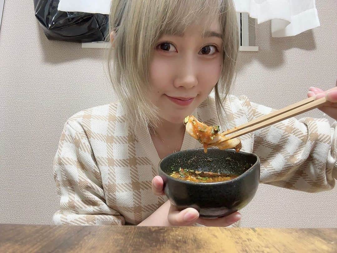釘町みやびさんのインスタグラム写真 - (釘町みやびInstagram)「🍲💗  今日は冷えるので、一緒に鍋でもしませんか？☺️  地元愛知の新名物になってほしい... そんな私のイチオシ！名古屋タッカンマリ🍲💗  名古屋ならではの手羽先文化を残しながら 一番美味しい手羽中のみを使用した韓国風水炊き鍋です！  鍋に移して温めるだけで おうちで本格的な韓国料理が楽しめるセット...！ 簡単なのにめちゃくちゃ美味しいの...🥹✨✨  香味野菜のすりおろしダレと、深みのある醤油ダレ... ２種類の自家製のタレで楽しむ新しいタッカンマリ✌🏻✨ 私は香味野菜がやば美味すぎてハマってしまった... いつかタレ単体の販売も是非していただきたい...願望...！  コラーゲンたっぷりで美容にも健康にも効果があり、 様々な年代の方に楽しんでいただけます☺️  高級み溢れた箱の中には ・タッカンマリ（2人前） ・葱 ・トッポギ ・2種のタレ ・こだわりキムチ ・タテギ ・〆の麺 がセットで入ってます！   〆の韓国うどんはコシがあってちゅるうま♡ そのまま食べても、タレやキムチと食べてもマシッソヨ😎  私は欲張りさんなので、ご飯と溶き卵で雑炊も！◎ 雑炊なんて... ①そのまま(うま！) ②余った香味野菜タレをかけて(めちゃうま！) ③醤油ダレも少し加えて(こくうま！) ④キムチとままから貰った韓国海苔も加えて(激うま！) 4段階も味わっちゃったんだからね...😂💗  余すことなく美味しいし、満足感半端ない！ ぜひ食べてみてください〜🥰✨  ． ．  PR @nagoyadakhanmari  #名古屋タッカンマリ  #お取り寄せグルメ  #ご褒美グルメ  #名古屋市グルメ  #名古屋お取り寄せ  #お取り寄せ鍋  #鍋料理  #ザポットベリー  #タッカンマリ  #名古屋グルメ  #お取り寄せグルメ  #鍋  #簡単ごはん  #おうちごはん  #nagoya  #nagoyafood  #delicious  #gourmet」11月11日 23時24分 - miyajyaga382