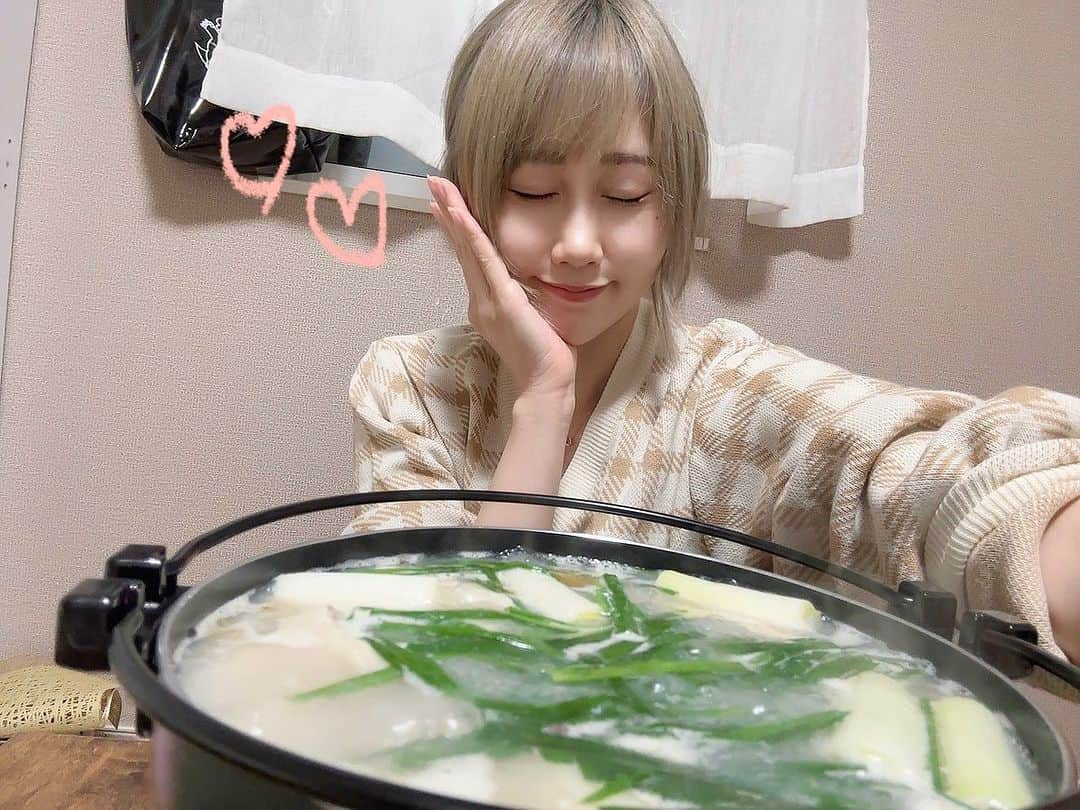 釘町みやびさんのインスタグラム写真 - (釘町みやびInstagram)「🍲💗  今日は冷えるので、一緒に鍋でもしませんか？☺️  地元愛知の新名物になってほしい... そんな私のイチオシ！名古屋タッカンマリ🍲💗  名古屋ならではの手羽先文化を残しながら 一番美味しい手羽中のみを使用した韓国風水炊き鍋です！  鍋に移して温めるだけで おうちで本格的な韓国料理が楽しめるセット...！ 簡単なのにめちゃくちゃ美味しいの...🥹✨✨  香味野菜のすりおろしダレと、深みのある醤油ダレ... ２種類の自家製のタレで楽しむ新しいタッカンマリ✌🏻✨ 私は香味野菜がやば美味すぎてハマってしまった... いつかタレ単体の販売も是非していただきたい...願望...！  コラーゲンたっぷりで美容にも健康にも効果があり、 様々な年代の方に楽しんでいただけます☺️  高級み溢れた箱の中には ・タッカンマリ（2人前） ・葱 ・トッポギ ・2種のタレ ・こだわりキムチ ・タテギ ・〆の麺 がセットで入ってます！   〆の韓国うどんはコシがあってちゅるうま♡ そのまま食べても、タレやキムチと食べてもマシッソヨ😎  私は欲張りさんなので、ご飯と溶き卵で雑炊も！◎ 雑炊なんて... ①そのまま(うま！) ②余った香味野菜タレをかけて(めちゃうま！) ③醤油ダレも少し加えて(こくうま！) ④キムチとままから貰った韓国海苔も加えて(激うま！) 4段階も味わっちゃったんだからね...😂💗  余すことなく美味しいし、満足感半端ない！ ぜひ食べてみてください〜🥰✨  ． ．  PR @nagoyadakhanmari  #名古屋タッカンマリ  #お取り寄せグルメ  #ご褒美グルメ  #名古屋市グルメ  #名古屋お取り寄せ  #お取り寄せ鍋  #鍋料理  #ザポットベリー  #タッカンマリ  #名古屋グルメ  #お取り寄せグルメ  #鍋  #簡単ごはん  #おうちごはん  #nagoya  #nagoyafood  #delicious  #gourmet」11月11日 23時24分 - miyajyaga382